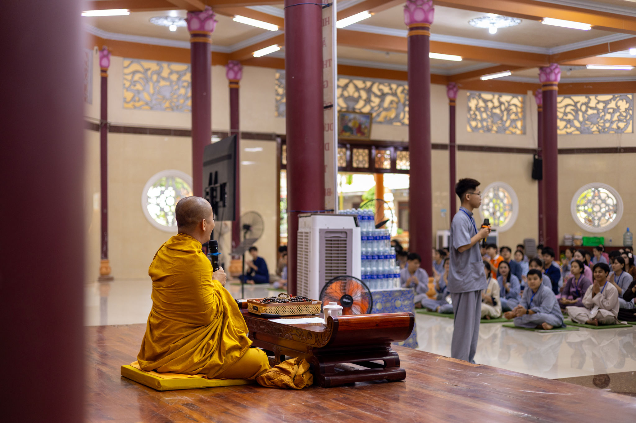 Từ những câu chuyện đời thường đại đức Minh Tịnh đã pháp thoại cùng các khoá sinh làm cho các giờ học trôi qua rất nhanh