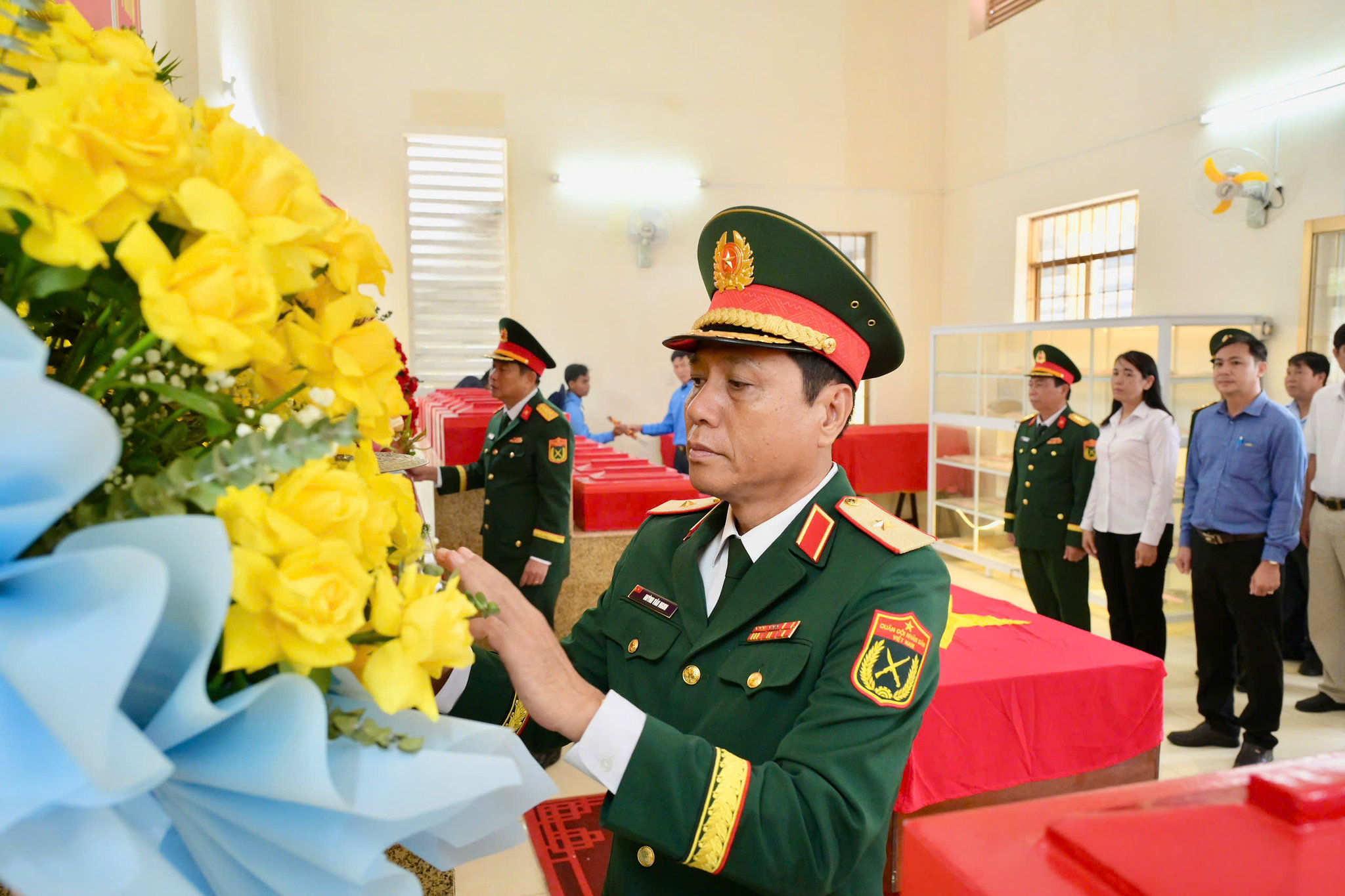 Thiếu tướng Huỳnh Văn Ngon dâng hoa tại lễ đón các anh hùng liệt sĩ hồi hương