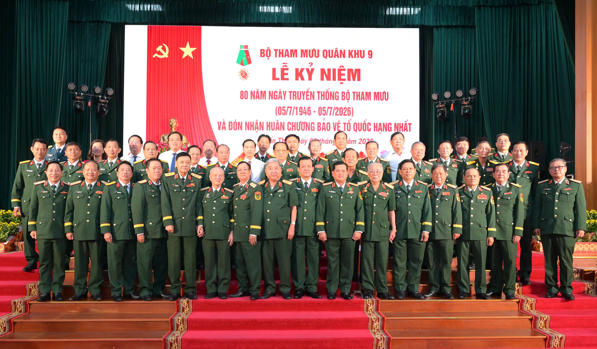 Các đại biểu chụp ảnh lưu niệm tại Lễ kỷ niệm 80 năm Ngày Truyền thống Bộ Tham mưu Quân khu 9