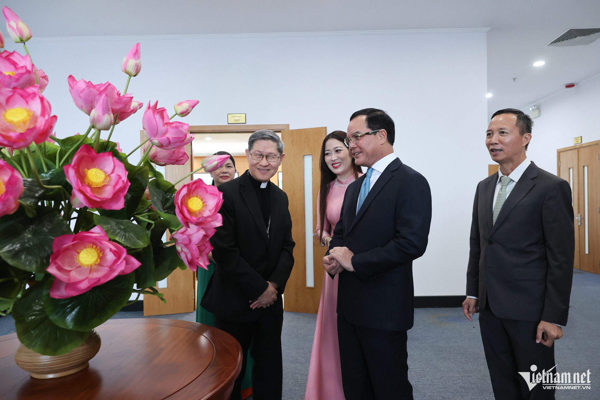 W-Hồng y 1.jpg