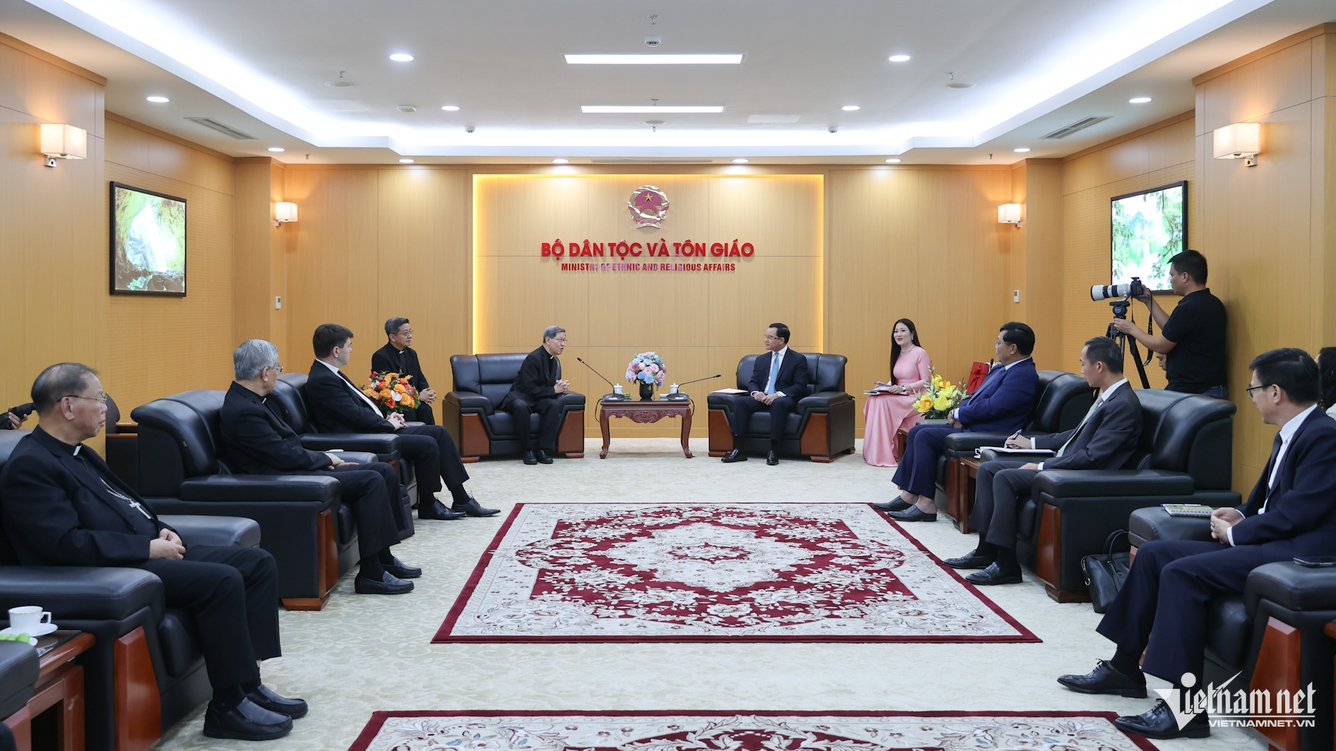 W-Hồng y 3.jpg