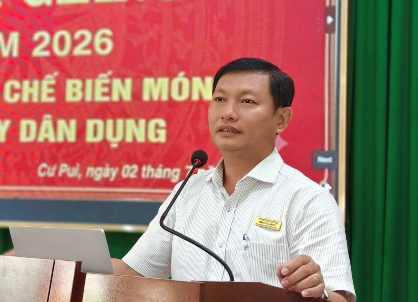 Phó Chủ tịch UBND xã Cư Pui Phan Thanh Sa phát biểu tại lễ khai giảng