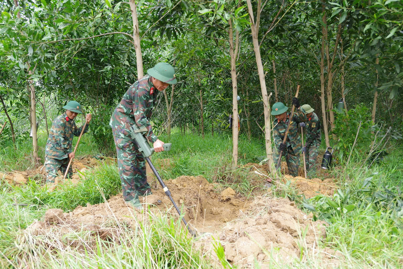 Khảo sát thông tin mộ liệt sĩ tại khu vực Câu Nhi 