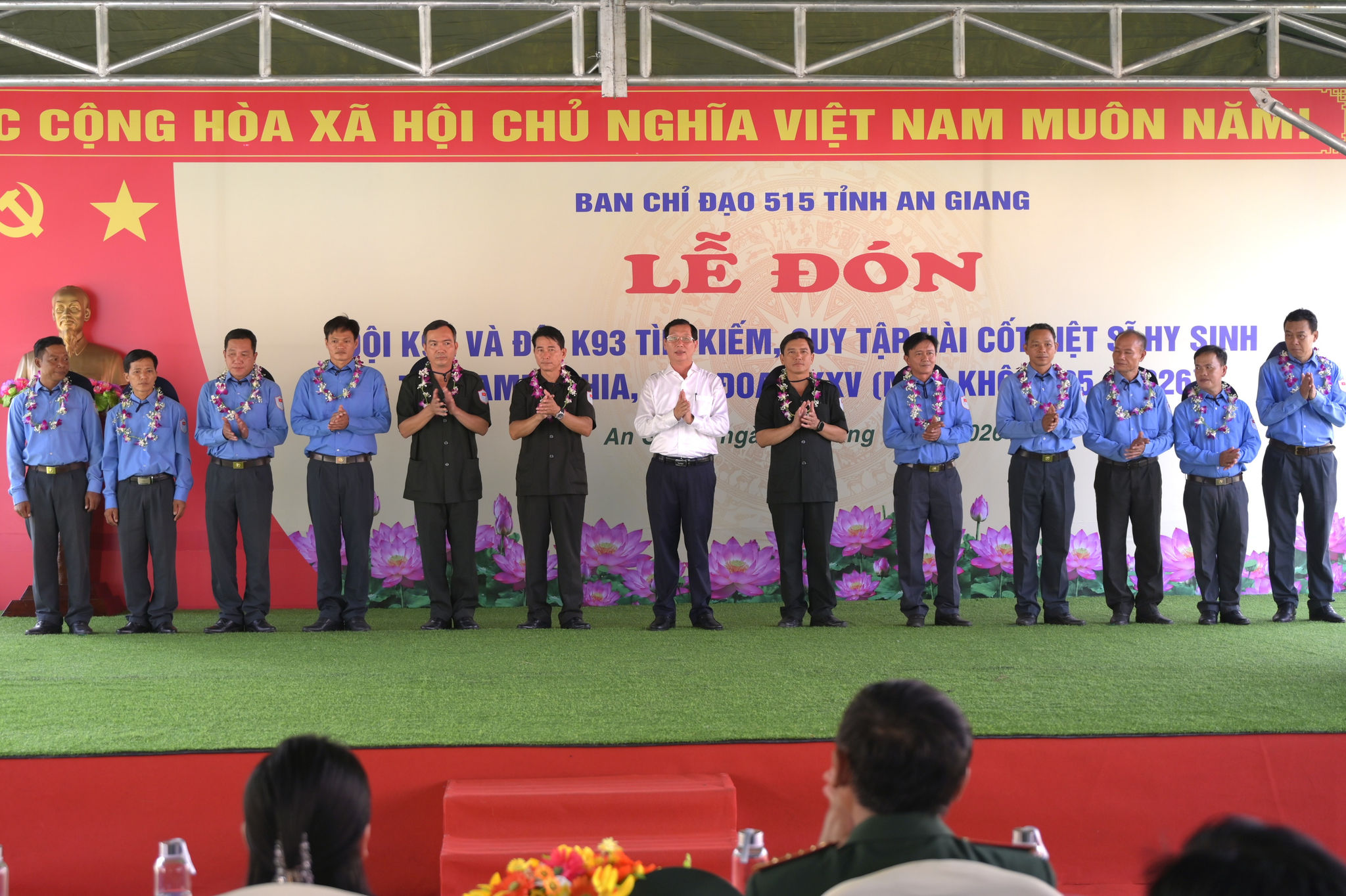 Ông Lê Văn Phước, Tỉnh ủy viên, Phó Chủ tịch UBND tỉnh, Trưởng Ban Chỉ đạo 515 tỉnh trao tặng bằng khen của UBND tỉnh cho các tập thể, cá nhân có thành tích xuất sắc trong thực hiện nhiệm vụ tìm kiếm, quy tập hài cốt liệt sĩ tại Campuchia và trên địa bàn tỉnh An Giang giai đoạn XXV (mùa khô 2025-2026).