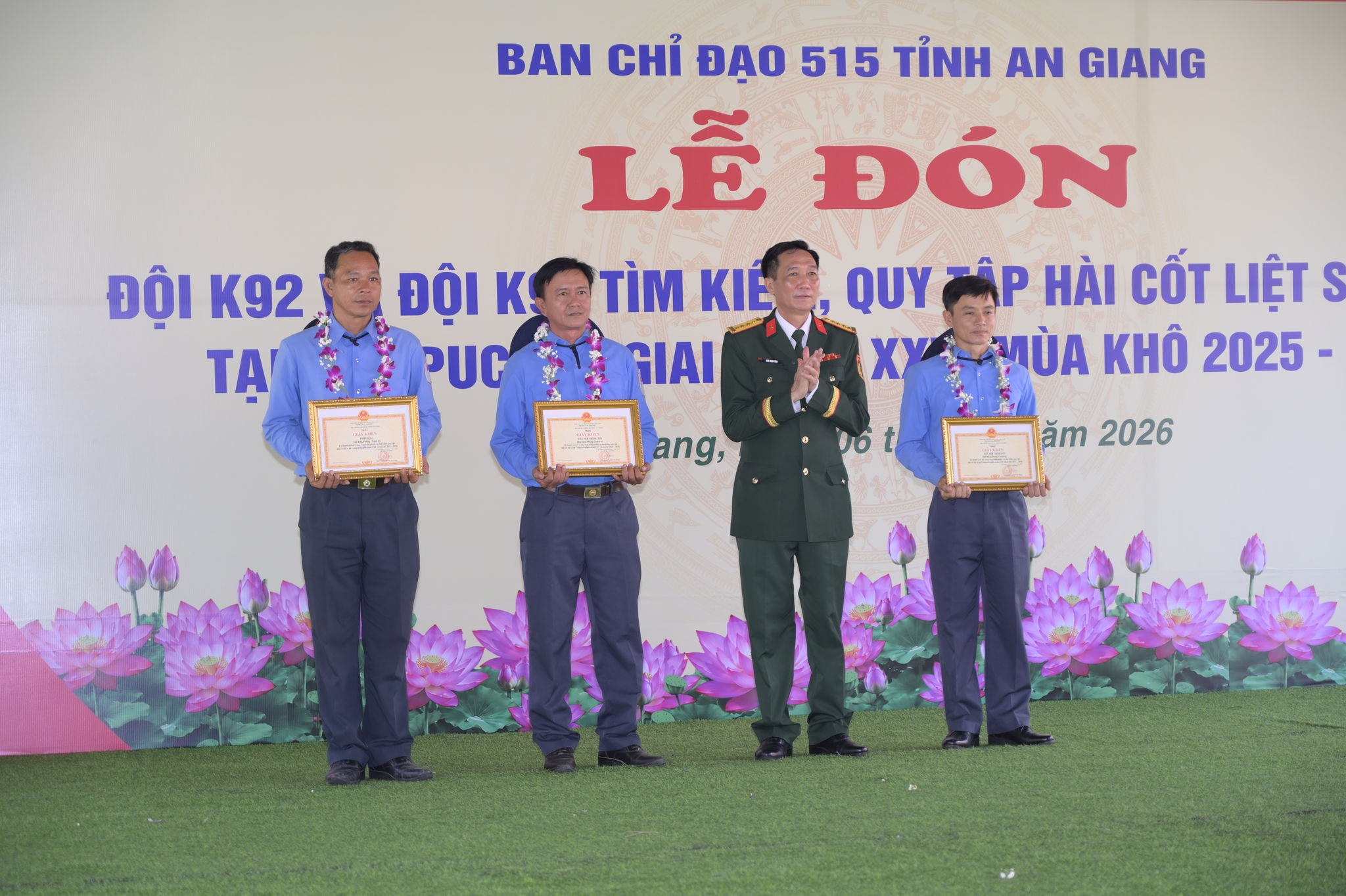 Đại tá Cao Minh Tâm, Phó Chính ủy Bộ CHQS tỉnh, thành viên Ban Chỉ đạo 515 tỉnh trao tặng giấy khen của Bộ CHQS tỉnh cho các tập thể, cá nhân có thành tích xuất sắc trong thực hiện nhiệm vụ tìm kiếm, quy tập hài cốt liệt sĩ tại Campuchia và trên địa bàn tỉnh An Giang giai đoạn XXV (mùa khô 2025-2026).