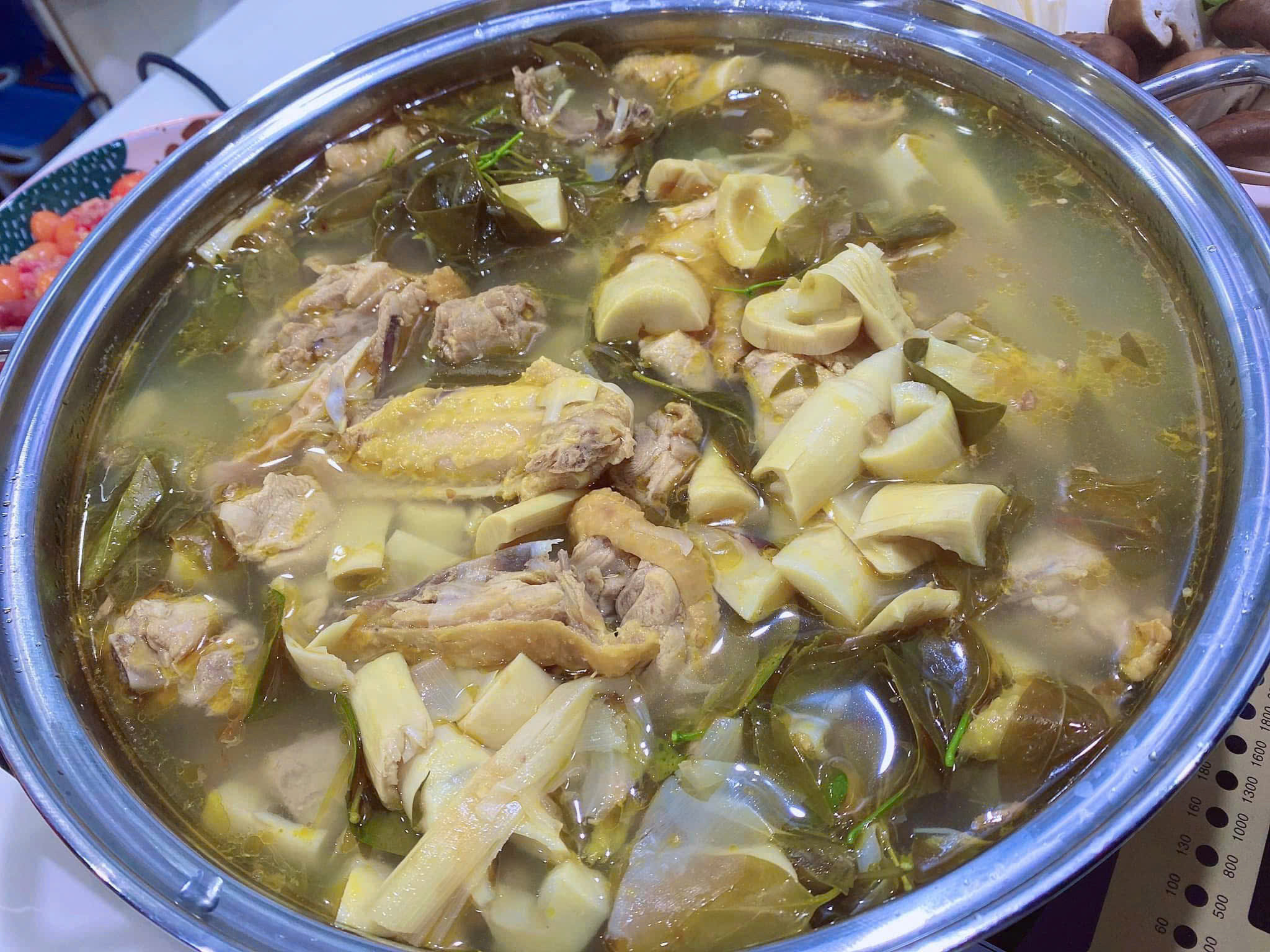 Nồi canh gà nấu măng chua. Ảnh Việt Hà