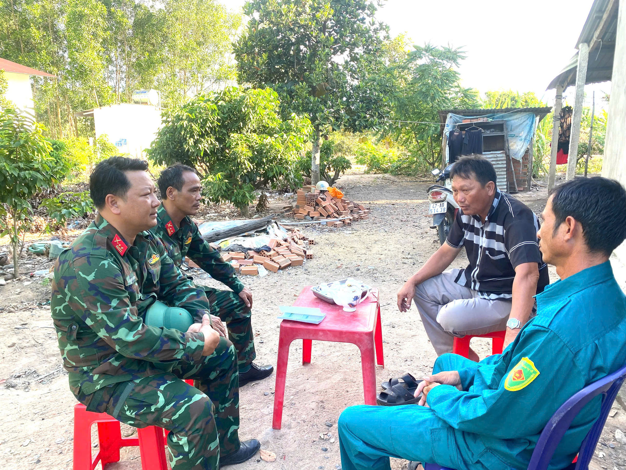 Ông Tô Điền Lâm (thứ 2 từ phải qua) kể về ký ức quá trình tìm kiếm hài cốt liệt sĩ Kiều Đăng Khoa