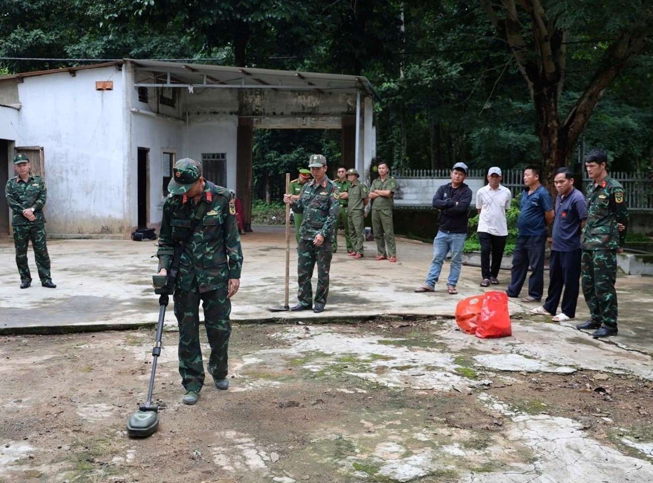 UBND phường Ea Kao phối hợp với Đội K51 tổ chức tìm kiếm, khai quật hài cốt có thông tin là liệt sĩ tại buôn Cư Mblim