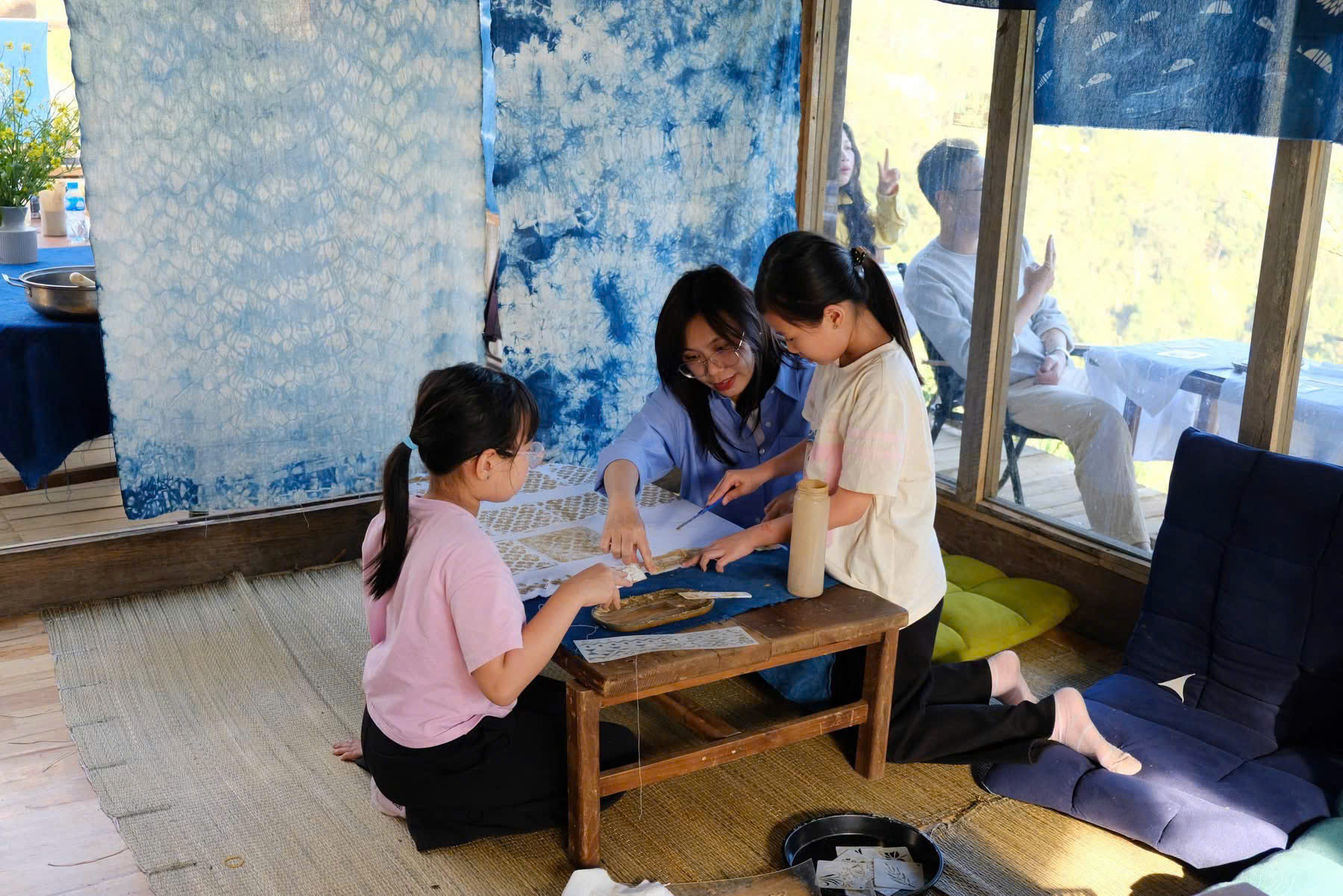 Những em nhỏ chăm chú với trải nghiệm tại xưởng nhuộm chàm ở Tà Xùa. Ảnh nhân vật cung cấp.