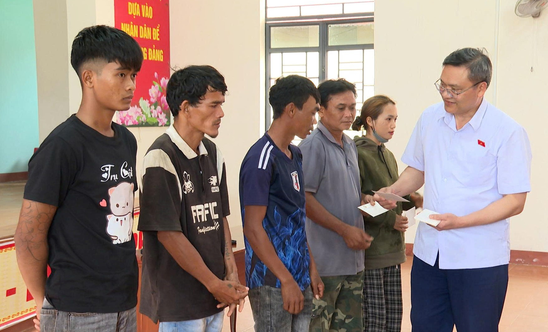 Phó Chủ tịch Hội đồng dân tộc Đoàn Văn Hương trao quà cho các hộ đồng bào DTTS