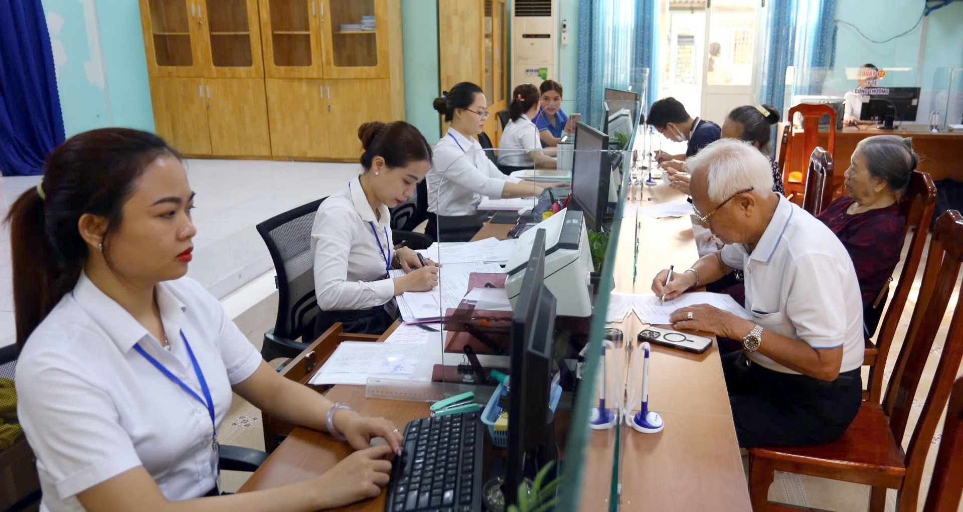 Viên chức cấp tỉnh chuyển về xã có phải chuyển ngạch công chức?