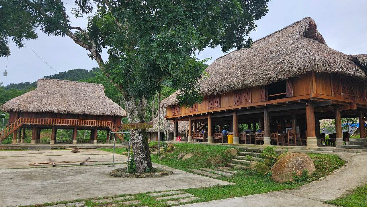Không gian nhà sàn truyền thống được người dân gìn giữ, tạo điểm nhấn trong xây dựng cảnh quan nông thôn mới.