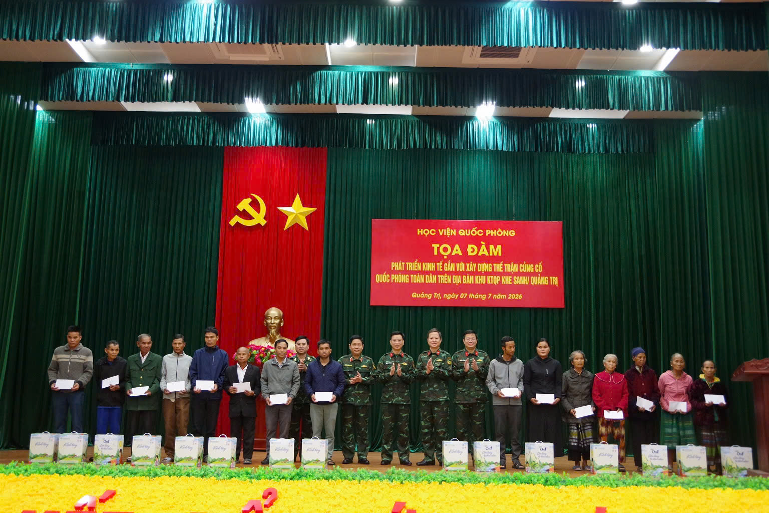 Tri ân, trao quà cho người có công ở vùng biên giới Quảng Trị 