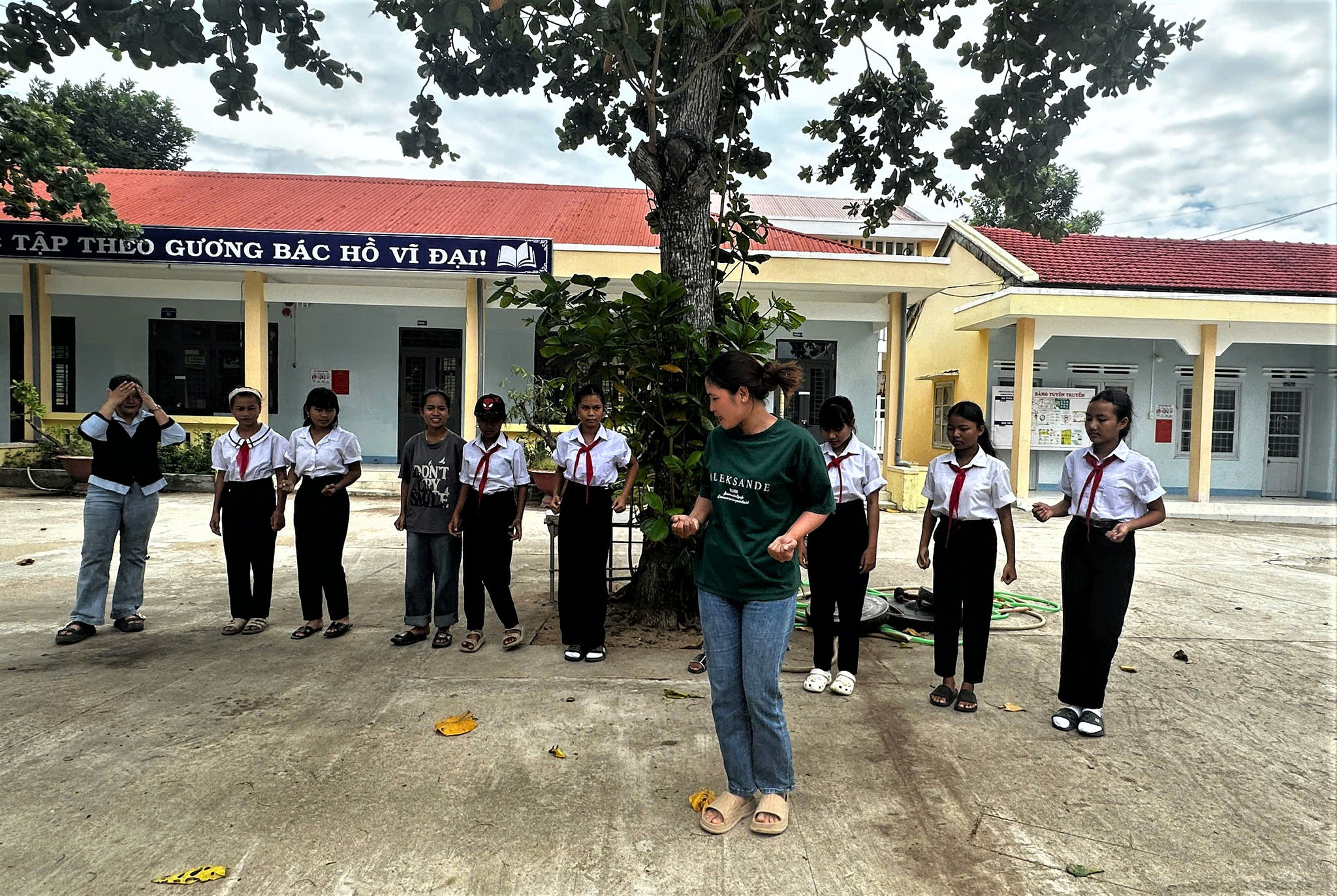 Các bạn học viên nữ được các cô dạy múa xoang