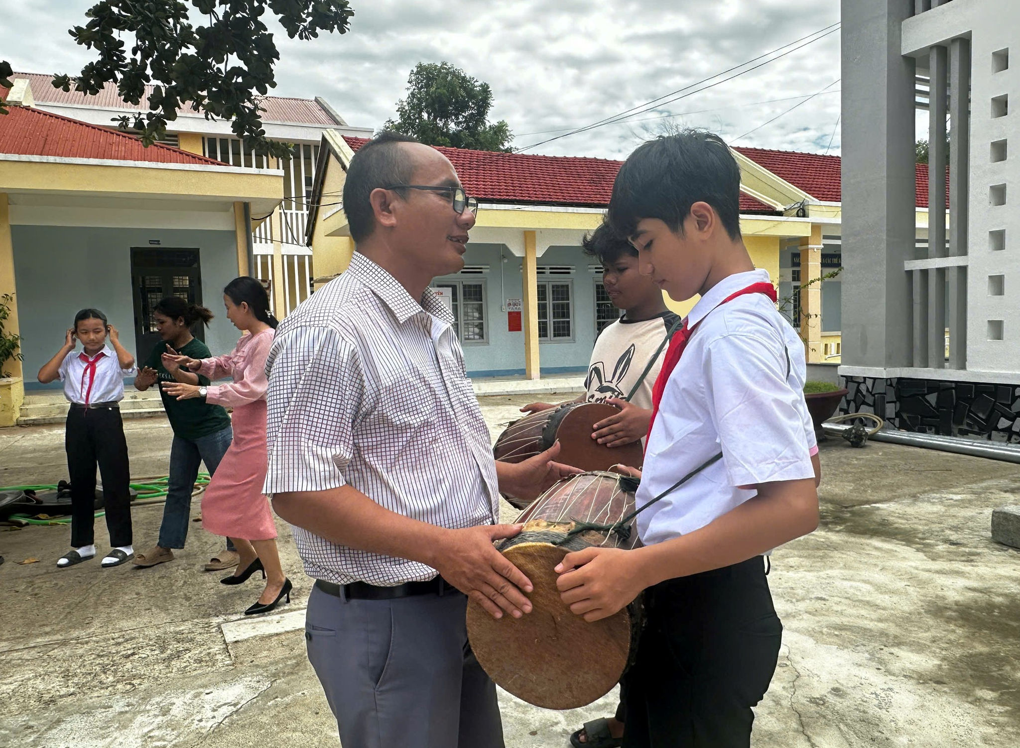 Học sinh được nghệ nhân hướng dẫn đánh trống đôi
