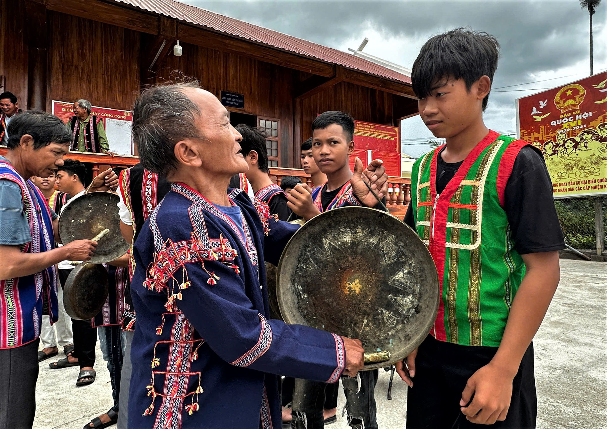 Học viên được nghệ nhân tỉ mỉ hướng dẫn kỹ năng diễn tấu chiêng năm