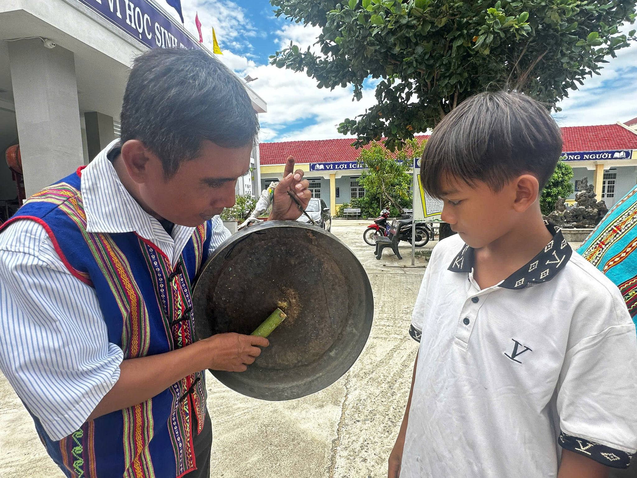 Hướng dẫn các bạn nhỏ cách cầm dùi, đánh chiêng