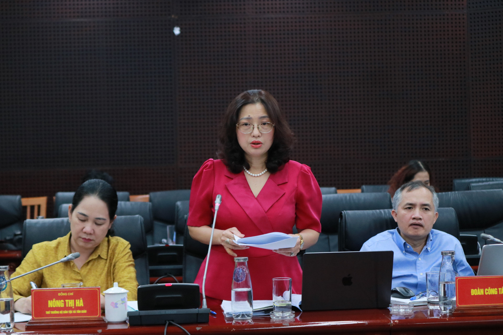 Đại diện Đoàn công tác giải đáp một số vướng mắc trong quá trình triển khai Chương trình MTQG. Ảnh: Huy Trường