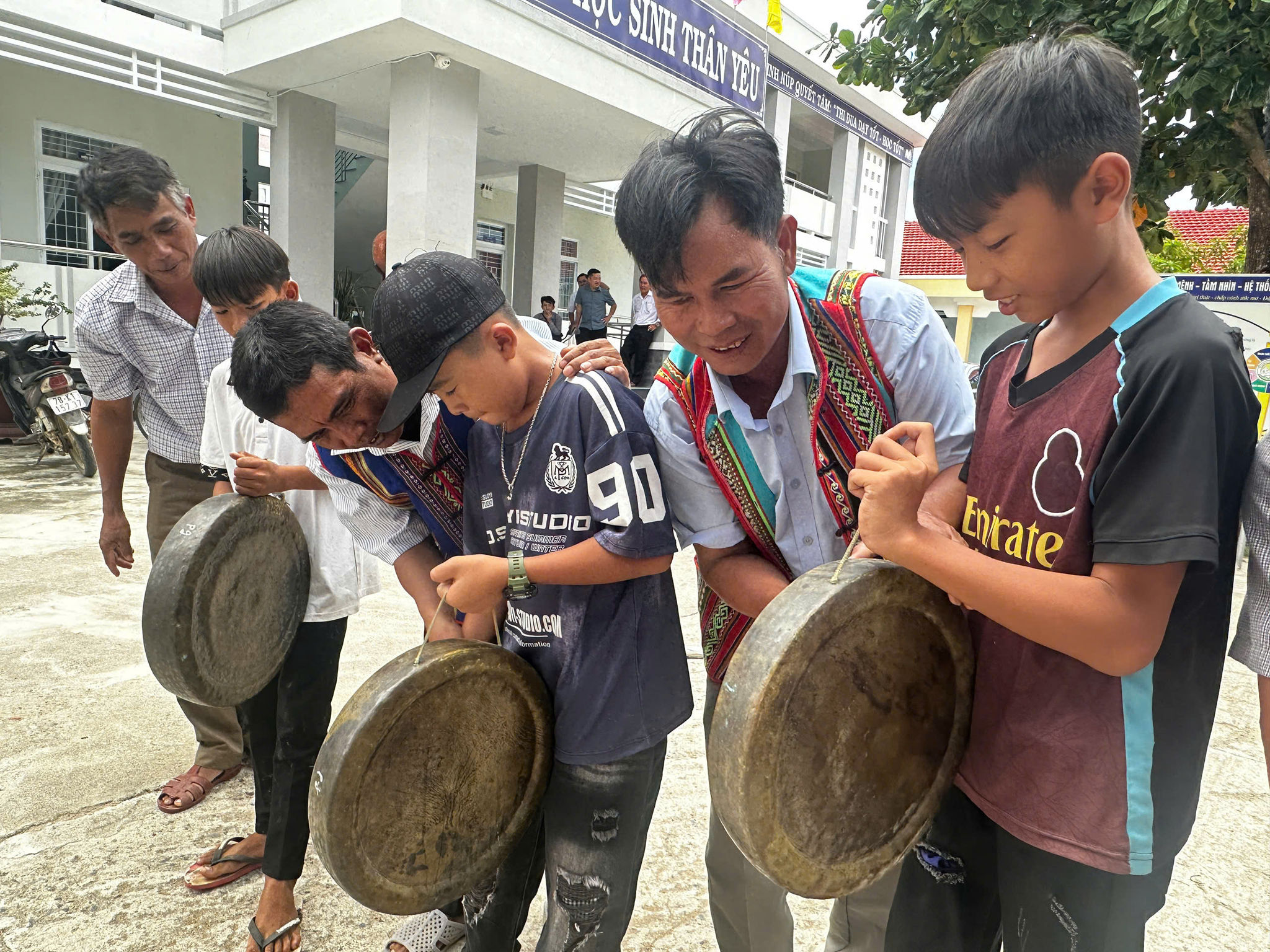 Nghệ nhân tỉ mỉ hướng dẫn từng nhịp chiêng cho các em học sinh