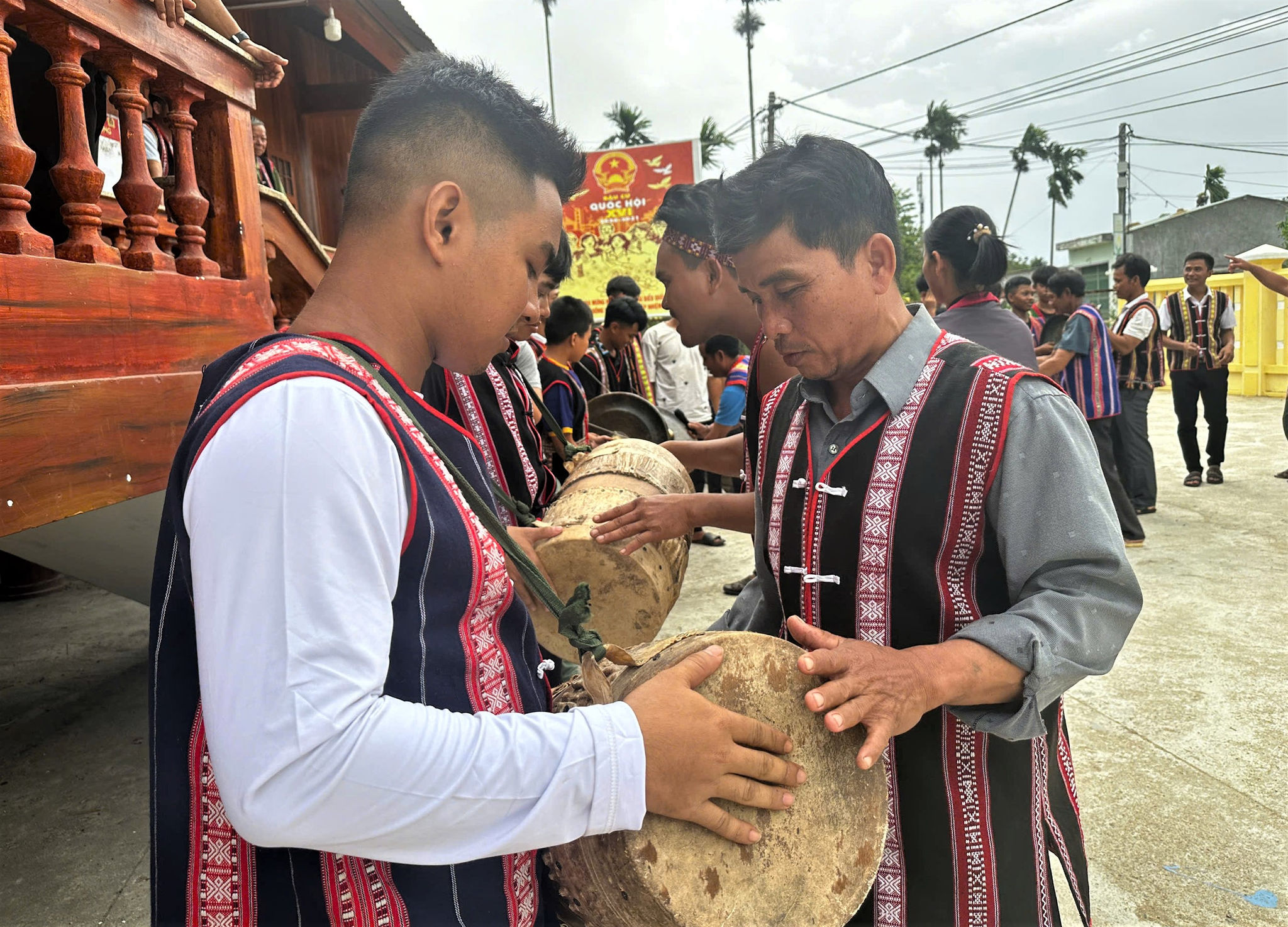 Nghệ nhân trực tiếp hướng dẫn học viên rèn luyện kỹ năng diễn tấu trống đôi