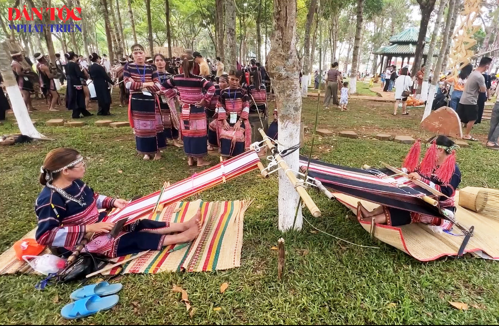 [Short video] Triết lý trong trang phục thổ cẩm Ba Na 