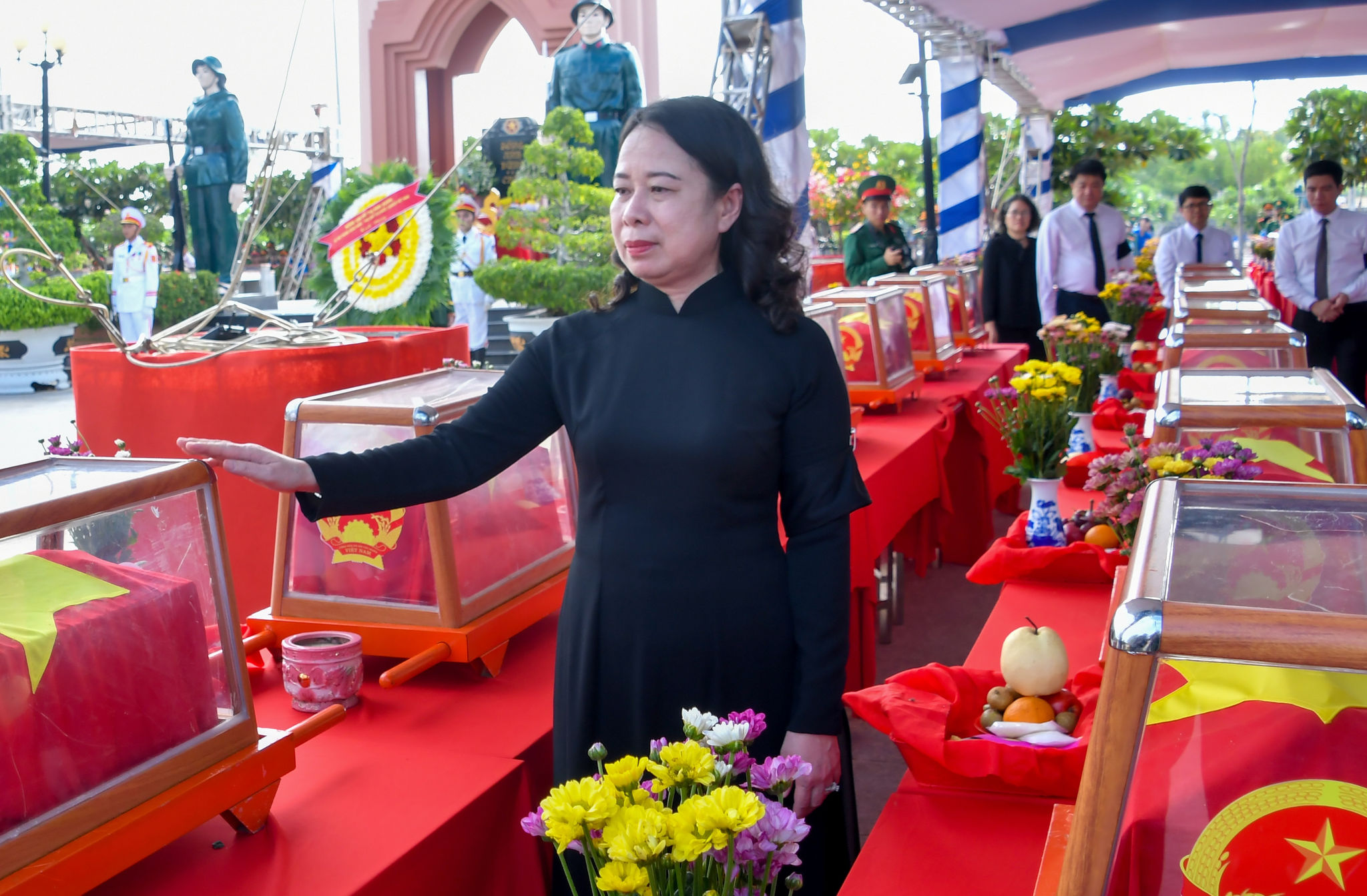 Bí thư Trung ương Đảng, Phó Chủ tịch nước Cộng hòa xã hội chủ nghĩa Việt Nam Võ Thị Ánh Xuân thực hiện nghi thức tri ân trước các hài cốt liệt sĩ