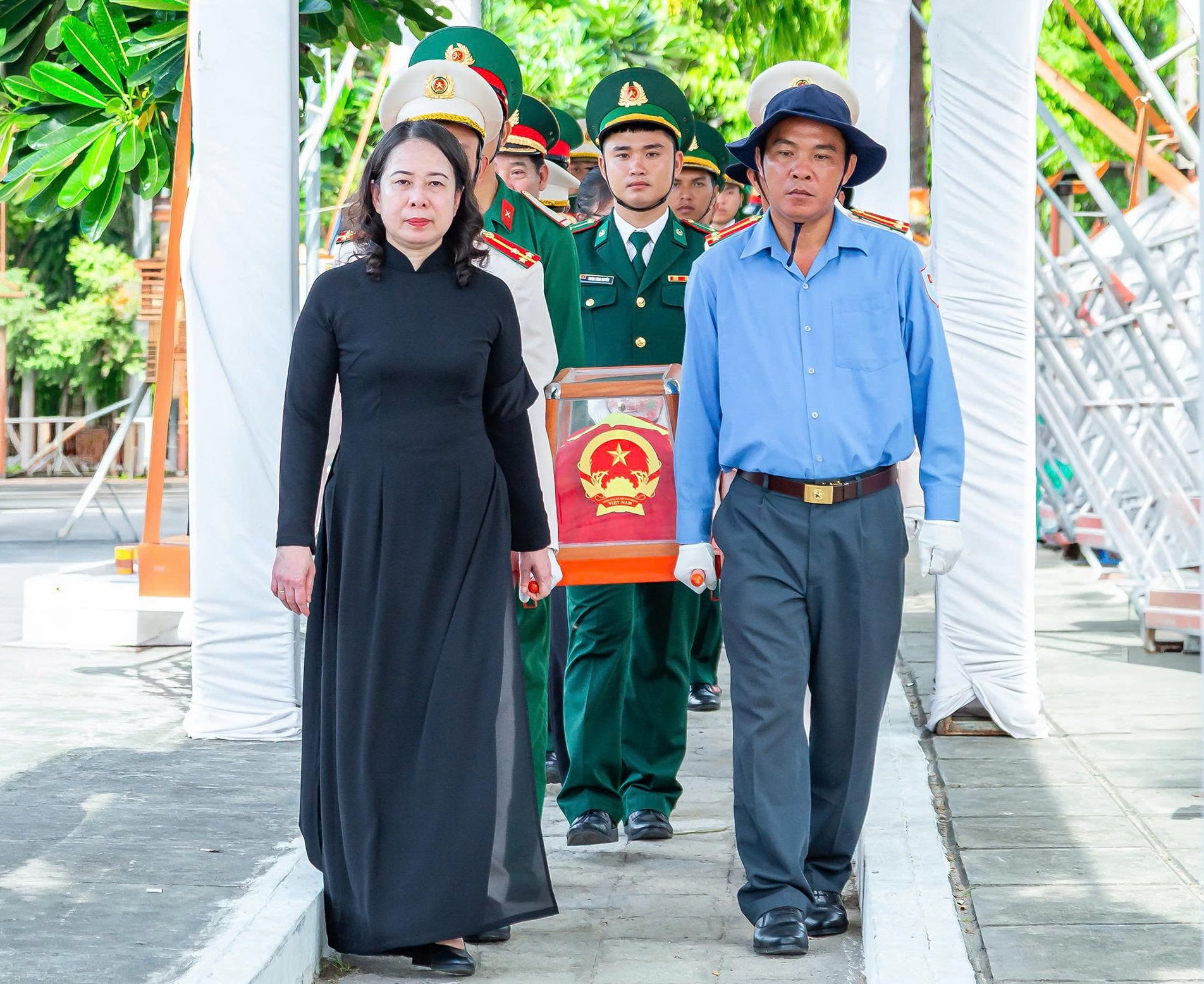 Bà Võ Thị Ánh Xuân, Phó Chủ tịch nước Cộng hòa xã hội chủ nghĩa Việt Nam thực hiện nghi thức đưa hài cốt liệt sĩ đến nơi an táng
