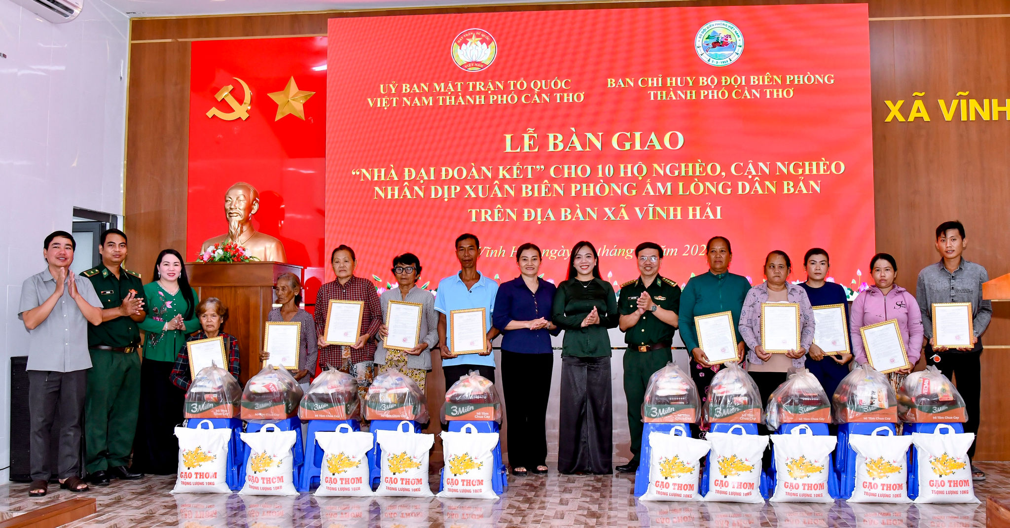 Đại điện lãnh đạo các đơn vị trao quyết định bàn giao nhà và tặng quà cho các hộ dân trên địa bàn xã Vĩnh Hải