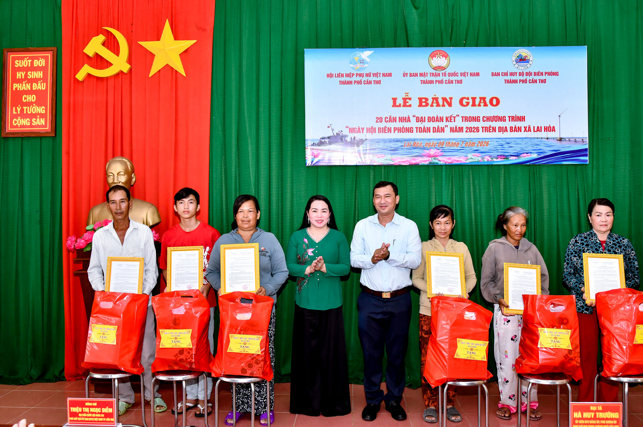Đại diện lãnh đạo Ủy ban Mặt trận Tổ quốc Việt Nam thành phố Cần Thơ và xã Lai Hòa trao quyết định tặng nhà, tặng quà cho các hộ gia đình trên địa bàn xã Lai Hòa.