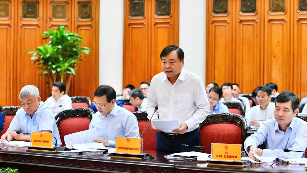 Lãnh đạo Bộ Nông nghiệp và Môi trường báo cáo tại phiên họp. (Ảnh: Thanh Giang) Lãnh đạo Bộ Nông nghiệp và Môi trường báo cáo tại phiên họp. (Ảnh: Thanh Giang)