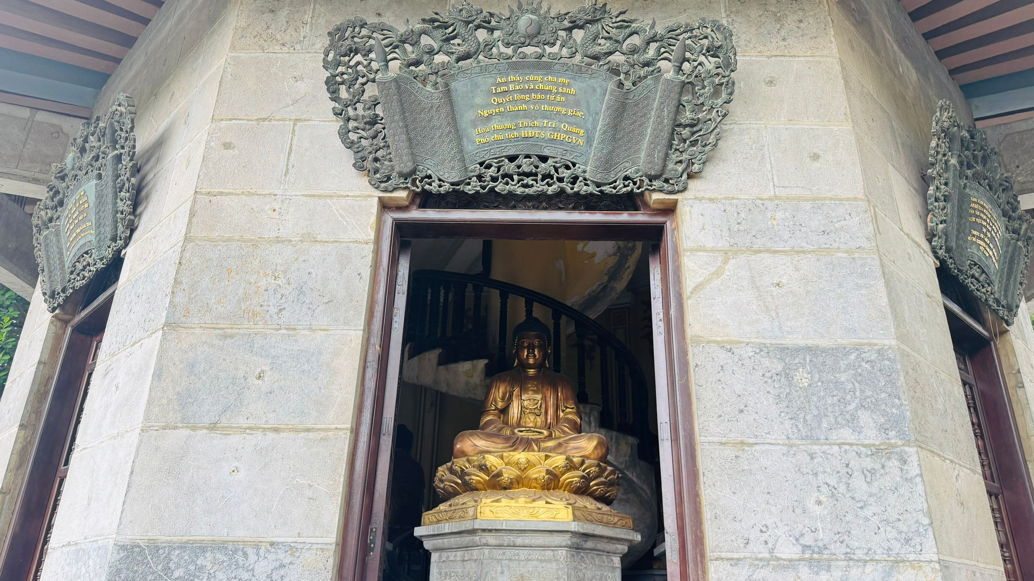 Lối lên Bảo tháp Báo Ân - Chùa Bằng. Ảnh Việt Hà