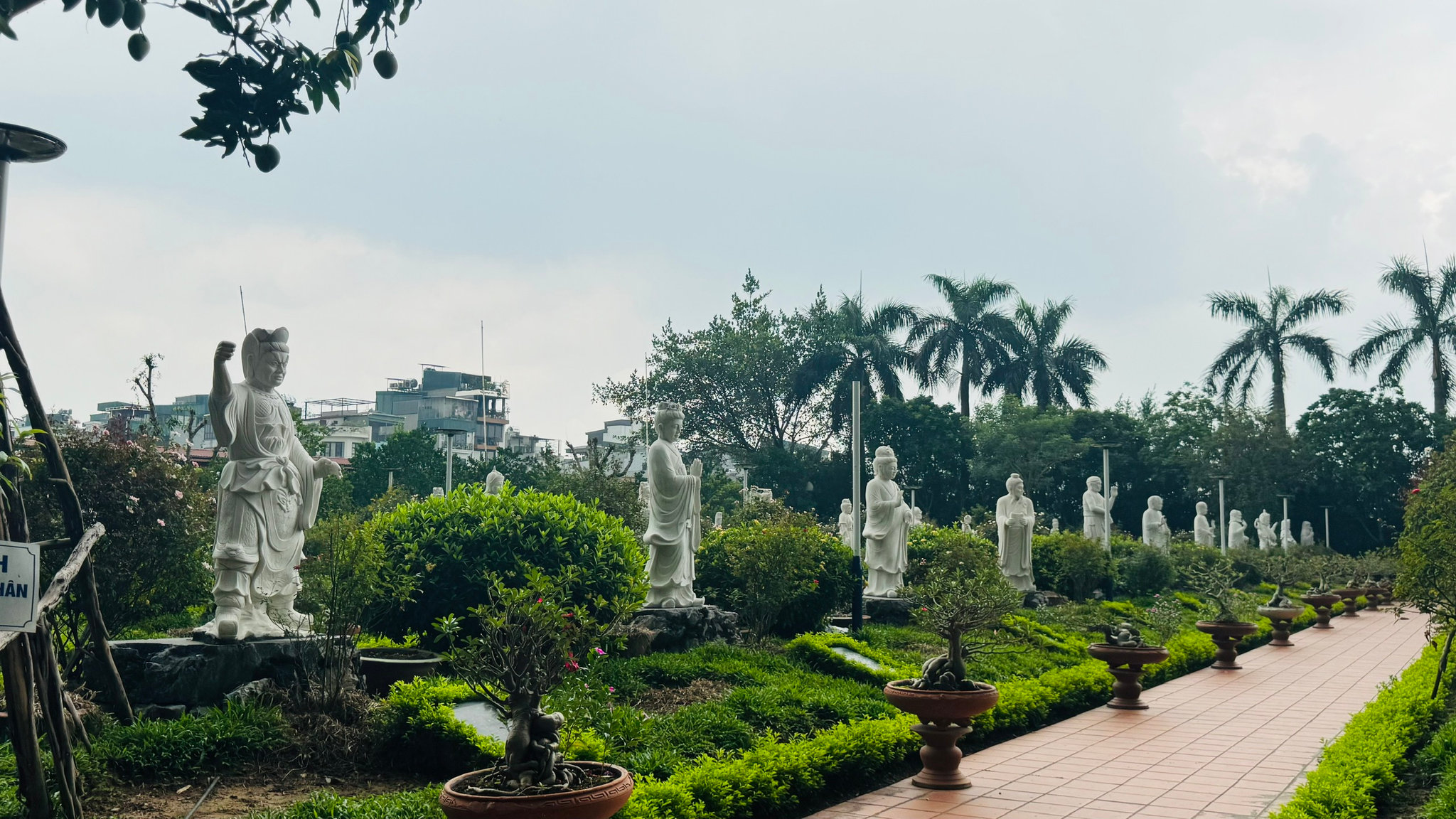 44 tôn tượng Quán Thế Âm Bồ Tát được tôn trí tượng trưng cho 12 đại nguyện và 32 ứng hóa thân của Quán Thế Âm Bồ Tát theo giáo lý Phật giáo Đại thừa. Ảnh Việt Hà