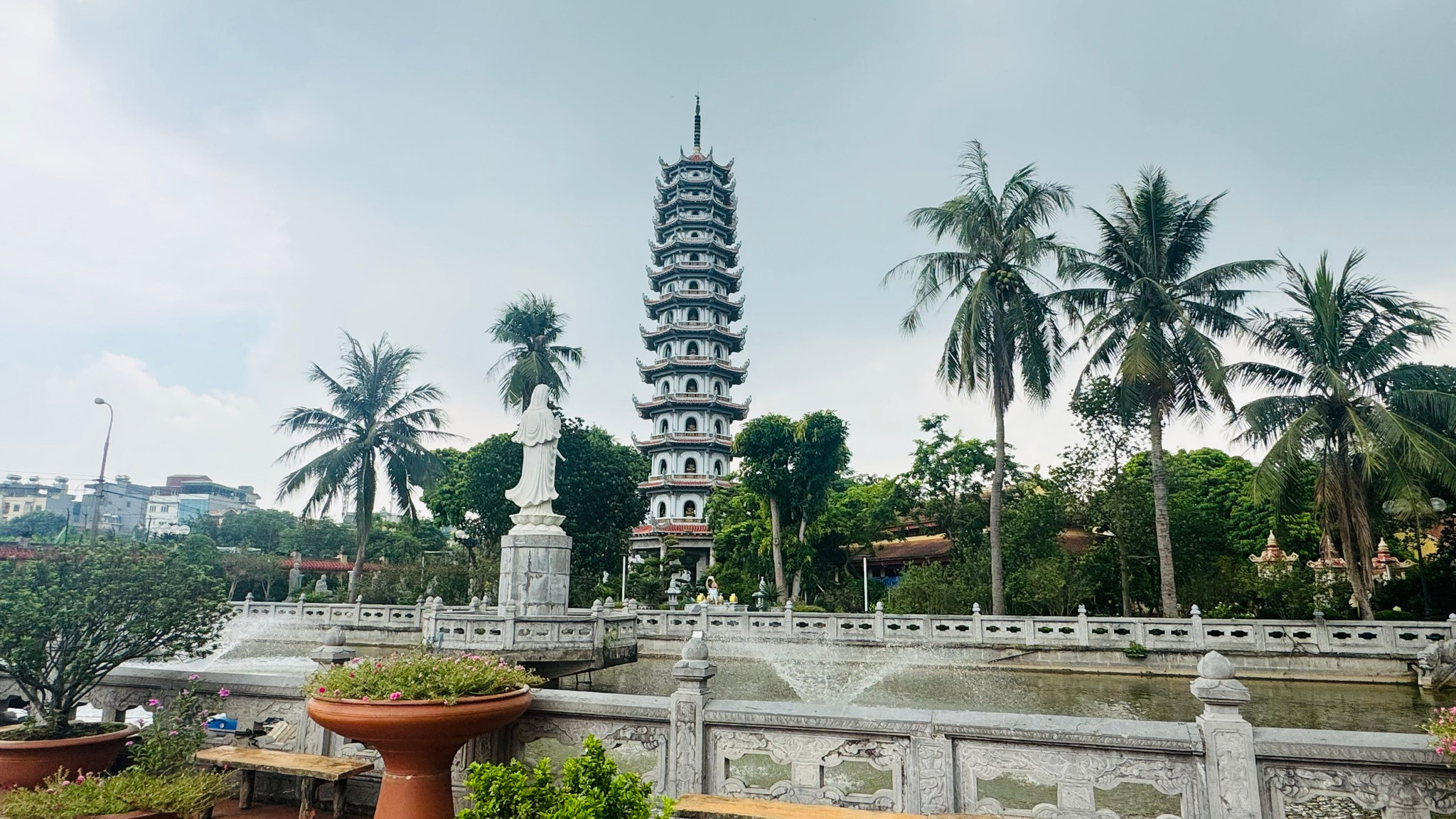 Bảo tháp Báo Ân trong Khuôn viên chùa Bằng. Ảnh Việt Hà