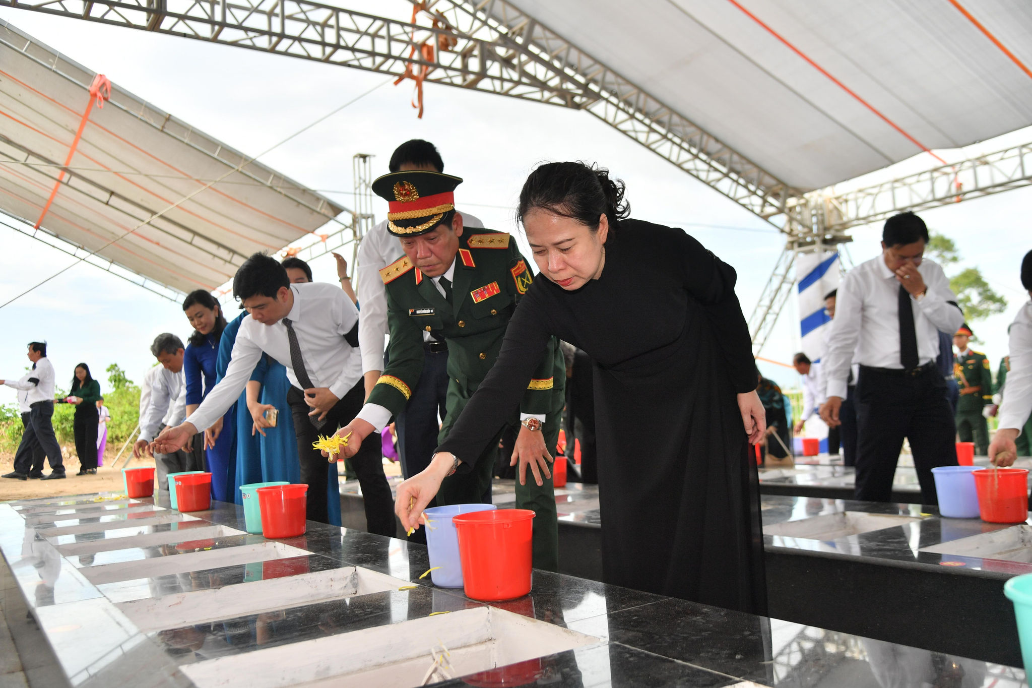 Phó Chủ tịch nước Võ Thị Ánh Xuân cùng Thượng tướng Nguyễn Văn Gấu, Thứ trưởng Bộ Quốc phòng, Phó Trưởng ban Chỉ đạo 515 Quốc gia thực hiện nghi thức lấp mộ sau khi yên vị các hài cốt