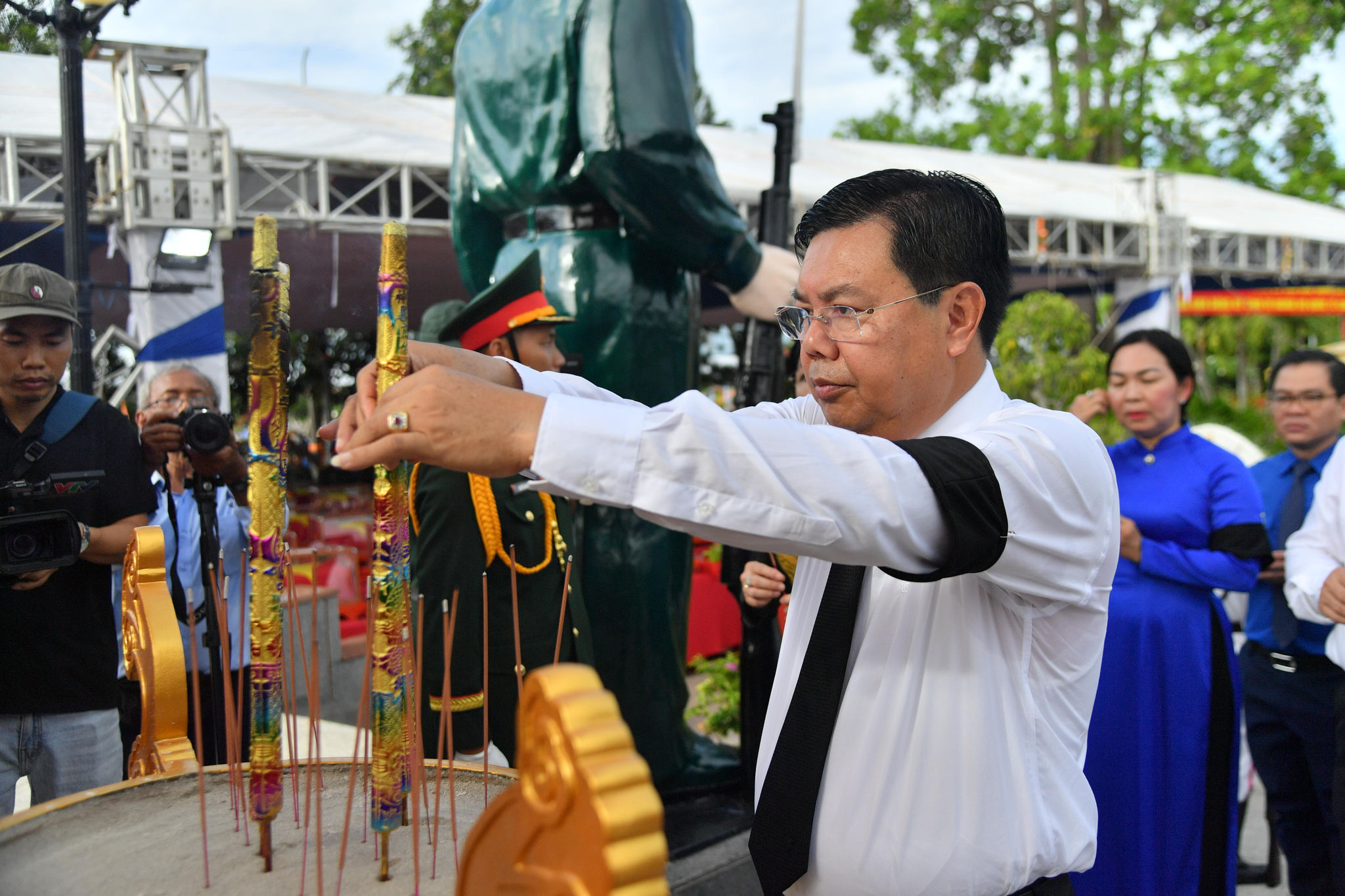 Ông Nguyễn Tiến Hải, Ủy viên Ban Chấp hành Trung ương Đảng, Bí thư Tỉnh ủy, Bí thư Đảng ủy Quân sự tỉnh An Giang thay mặt Đảng bộ, chính quyền và Nhân dân tỉnh An Giang dâng những nén hương đầu tiên tại lễ truy điệu
