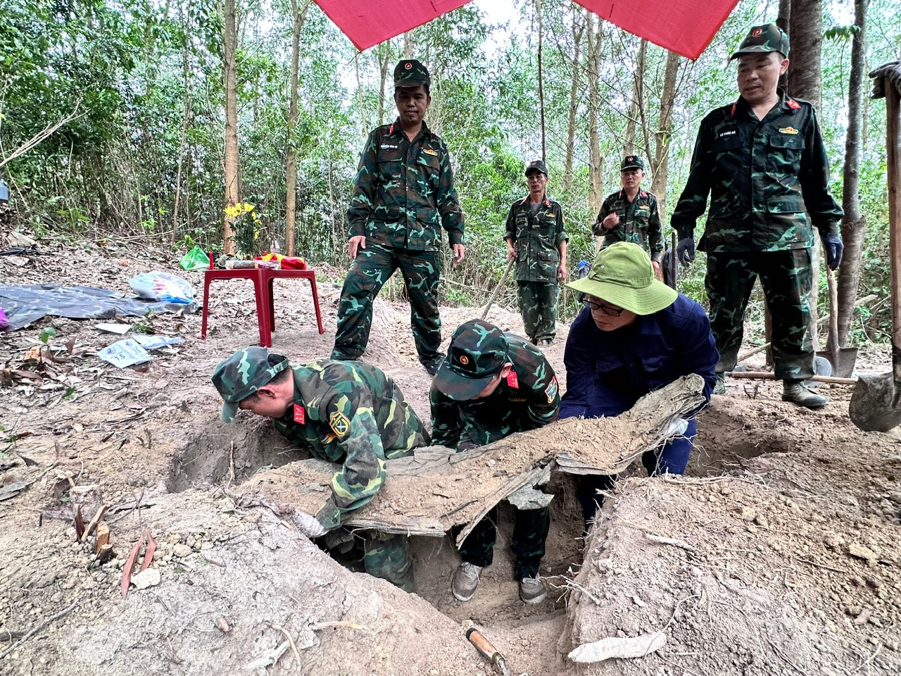 Hạnh phúc vỡ òa khi lực lượng quy tập phát hiện hai hài cốt liệt sĩ còn được bọc trong túi tử sĩ.