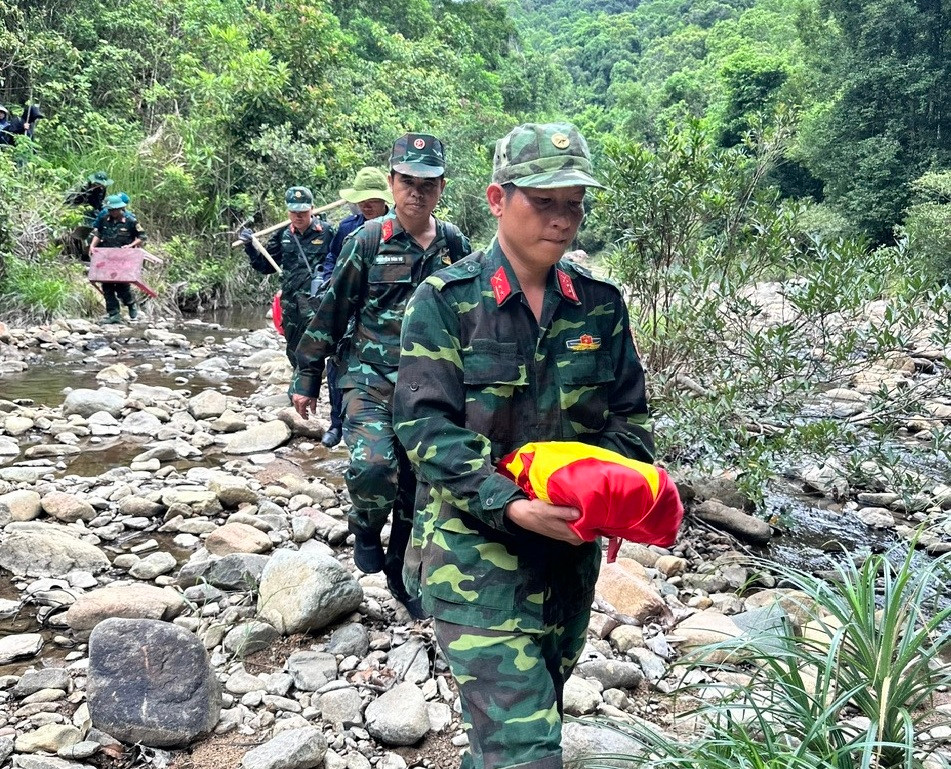Sau hơn 50 năm nằm lại giữa núi đồi, cuối cùng các anh cũng được đồng đội tìm thấy đưa về đoàn viên.