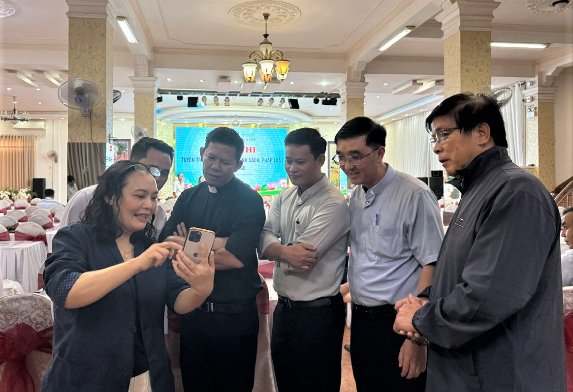 Tiến sĩ Đào Thị Đượm, Trưởng phòng Công giáo, Ban Tôn giáo Chính phủ chia sẻ thêm với các chức sắc tôn giáo
