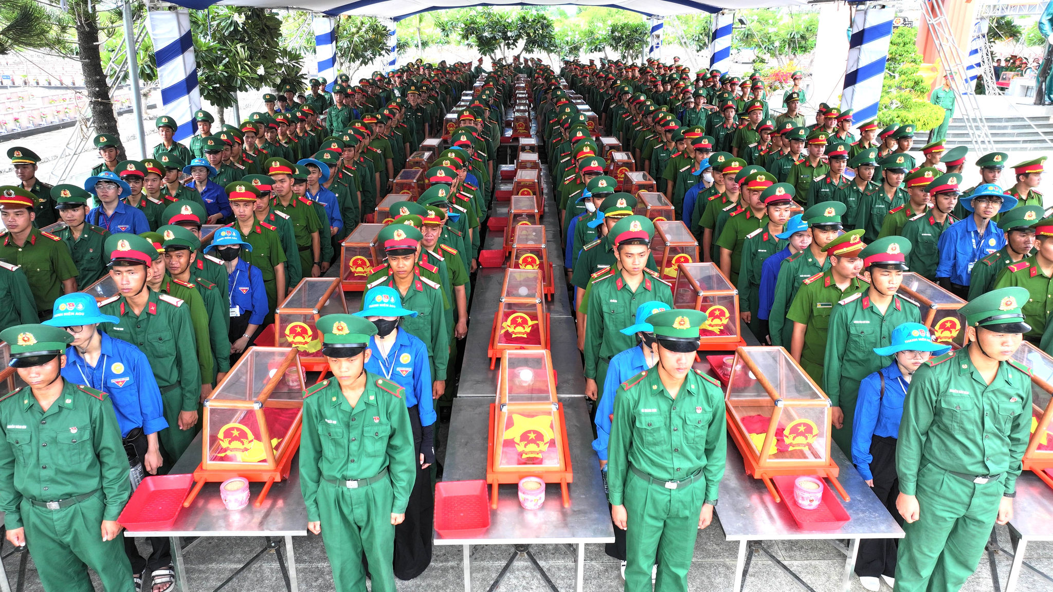 235 hài cốt liệt sĩ được quy tập đến khu vực an táng tại nghĩa trang liệt sĩ Dốc Bà Đắc