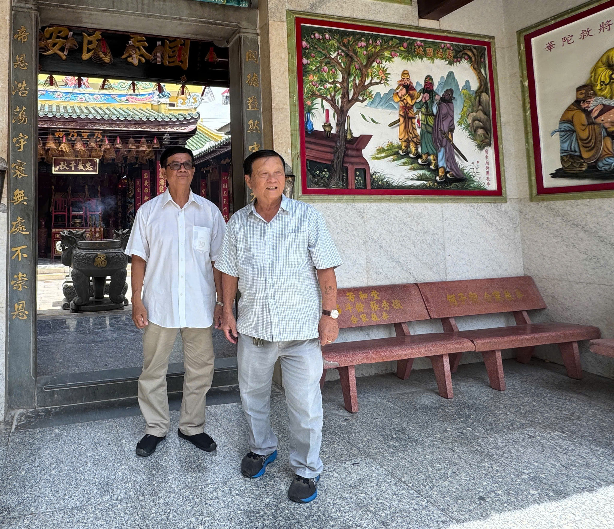 Cứ mỗi chiều cuối tuần, Người có uy tín Lai Kim Tường cùng ông Trần Trung Hiếu, Hội trưởng Hội Tương tế người Hoa Châu Đốc đón các em học sinh đến tham gia lớp học tiếng Hoa miễn phí