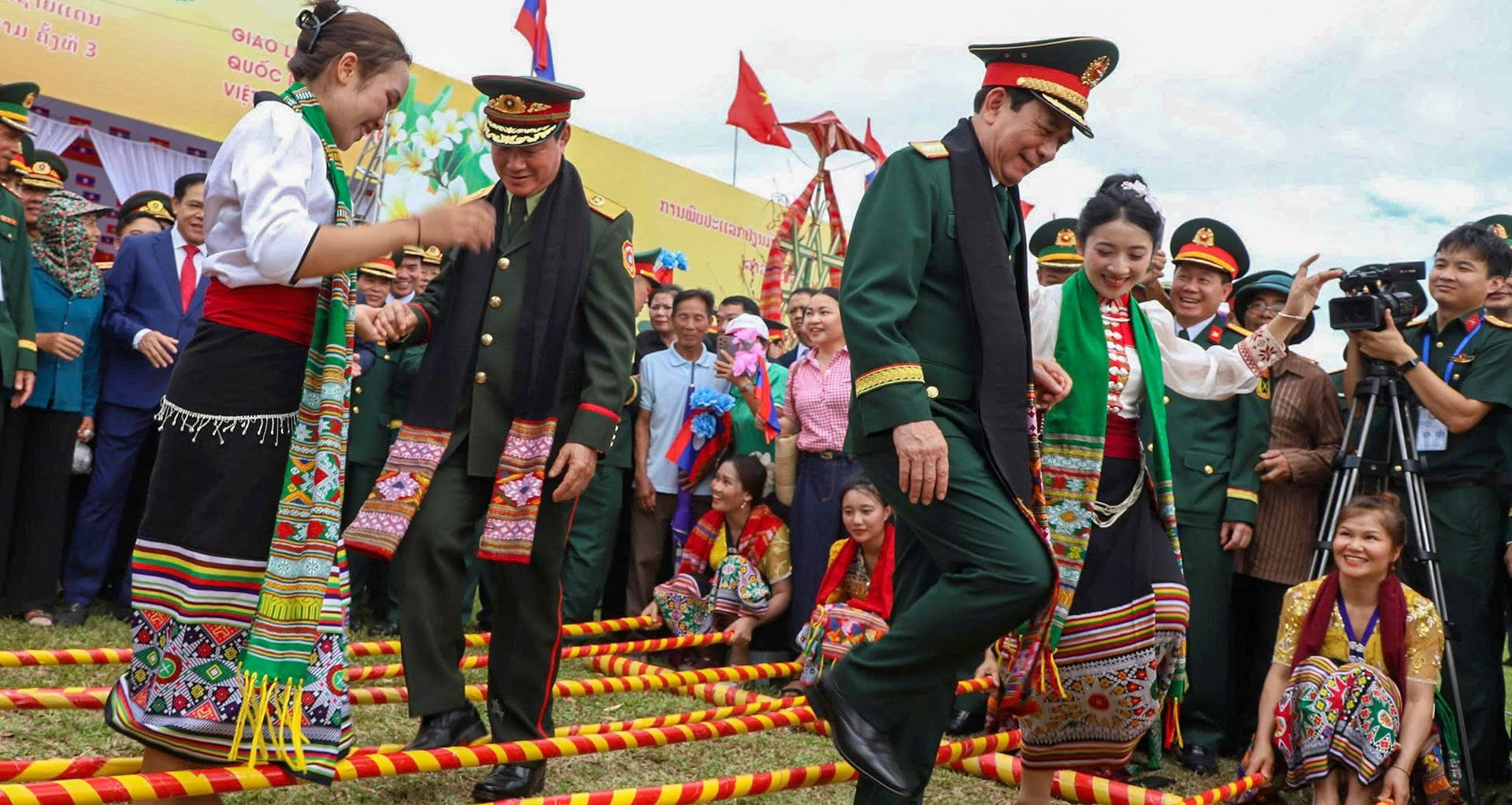 Phó Thủ tướng, Bộ trưởng Quốc phòng Việt - Lào múa Lamvong, nhảy sạp cùng đồng bào