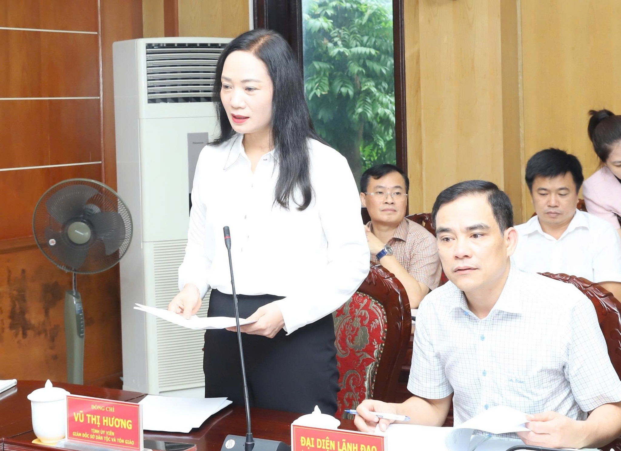 Bà Vũ Thị Hương Giám đốc Sở Dân tộc và Tôn giáo tỉnh Thanh Hóa báo cáo với Đoàn công tác về kết quả triển khai Chương trình MTQG. Ảnh: Quỳnh Trâm