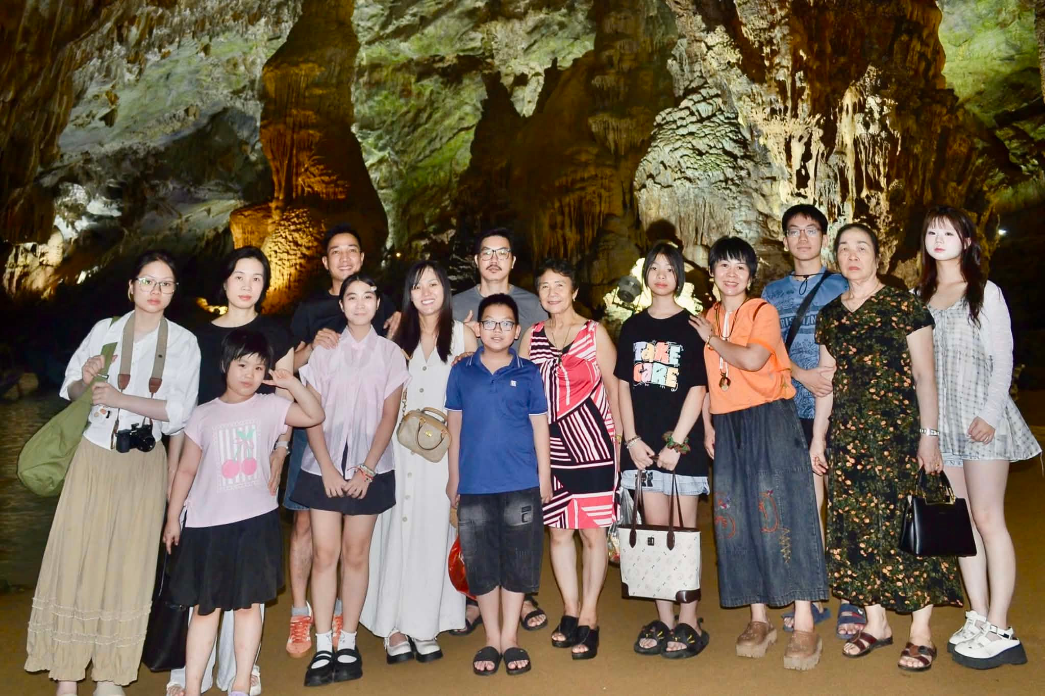 Gia đình chị Nguyễn Diễm Lệ ở Thái Nguyên trong hành trình tham quan động Phong Nha. Ảnh: nhân vật cung cấp