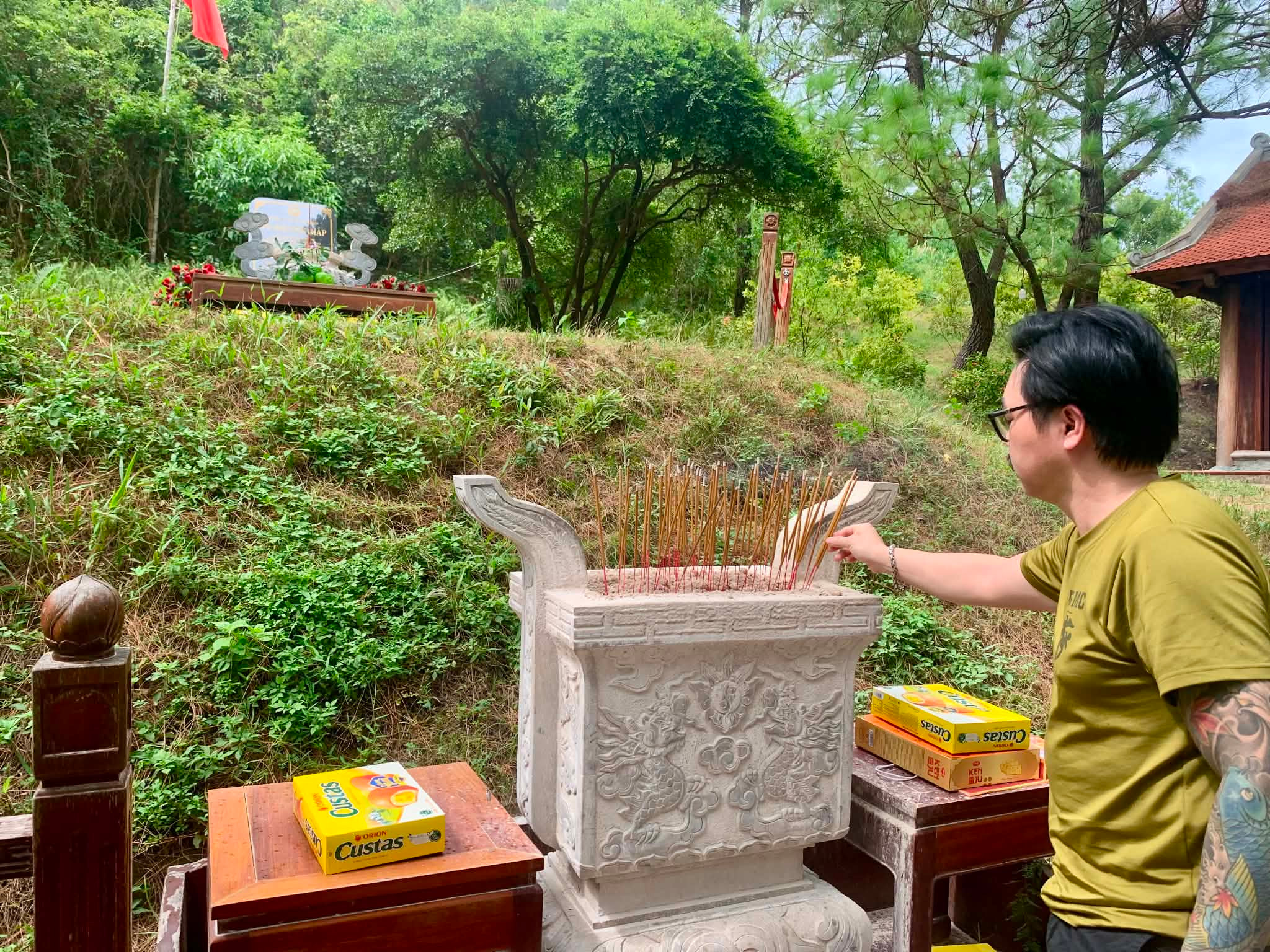 Anh Nguyễn Nam Long viếng mộ Đại tướng Võ Nguyên Giáp. Ảnh: nhân vật cung cấp