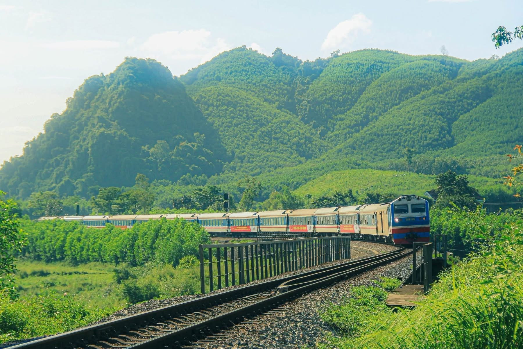 Tuyến đường sắt Bắc - Nam sở hữu nhiều lợi thế hiếm có. Ảnh: Nguyễn T.A Phong & Đường sắt Việt Nam