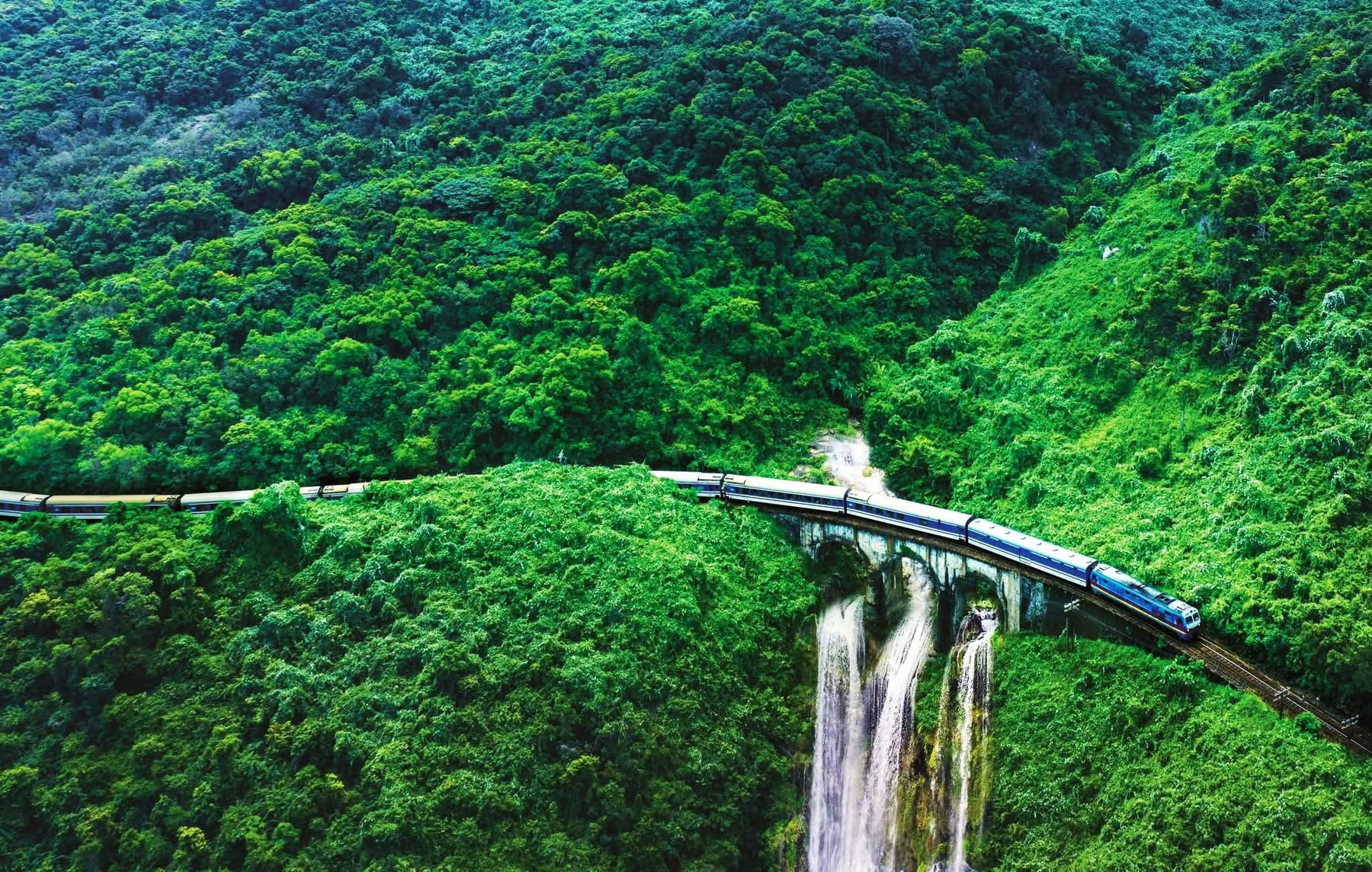 Cung đường qua đèo Hải Vân được đánh giá là một trong những đoạn đường sắt ven biển đẹp nhất Đông Nam Á. Ảnh: Nguyễn T.A Phong & Đường sắt Việt Nam