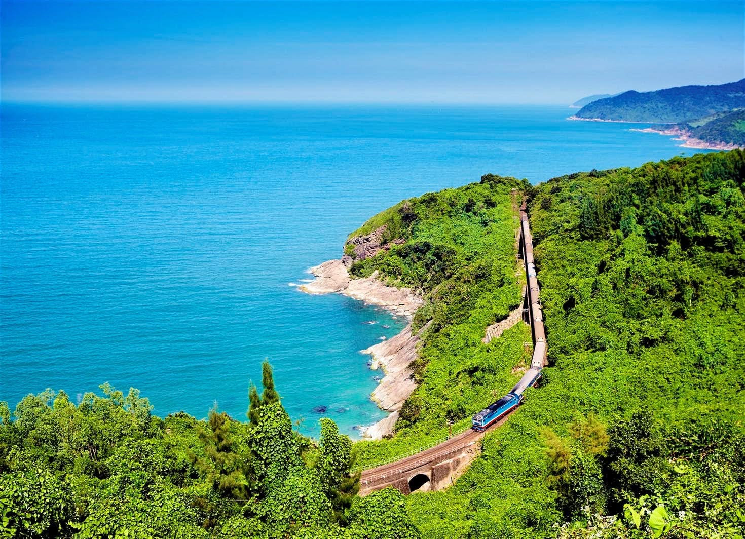 Du lịch bằng đường sắt được đi qua những vùng được xem là một trong những đoạn đường sắt ven biển đẹp nhất Đông Nam Á. Ảnh: Nguyễn T.A Phong & Đường sắt Việt Nam