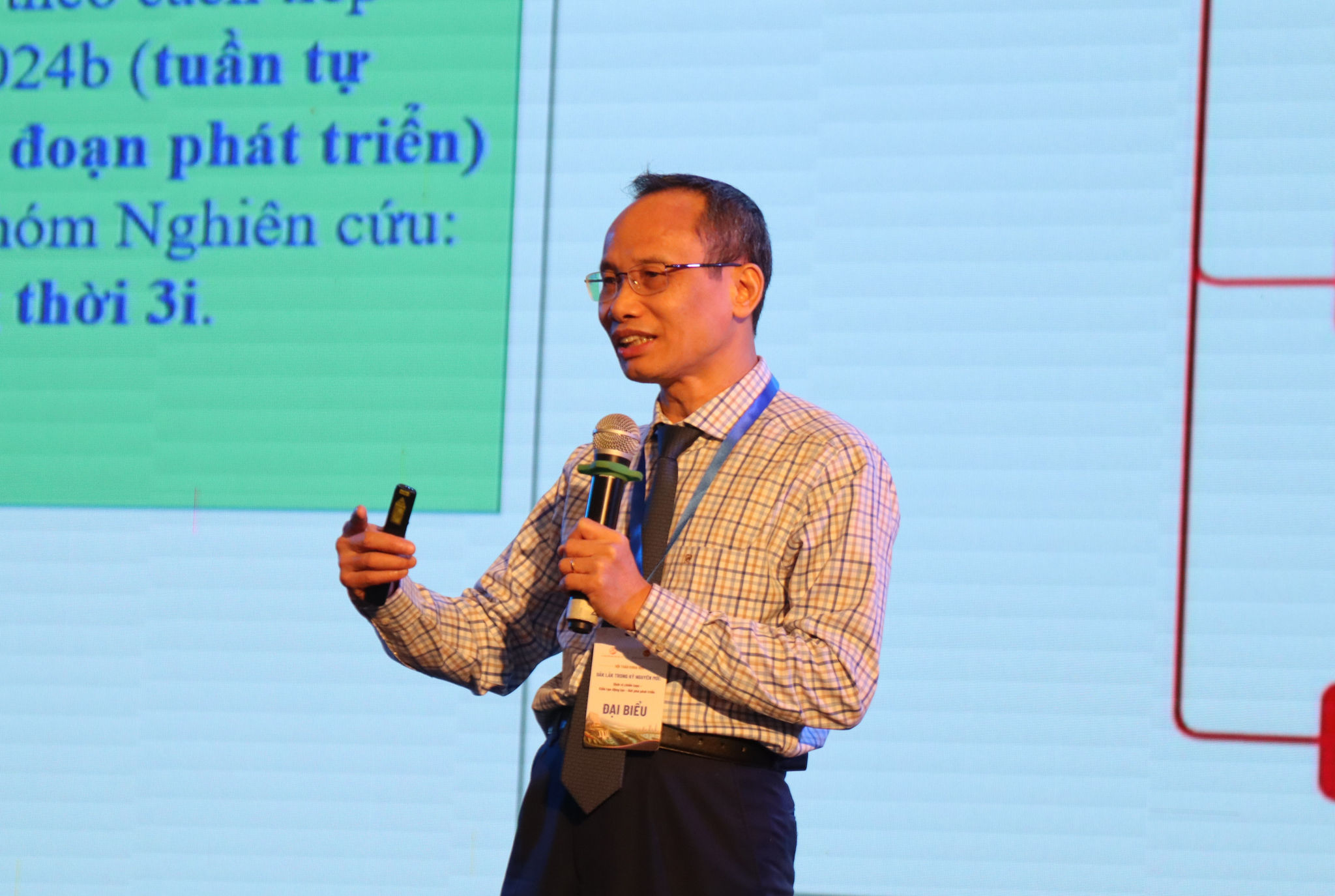 Nhà khoa học trình bày tham luận