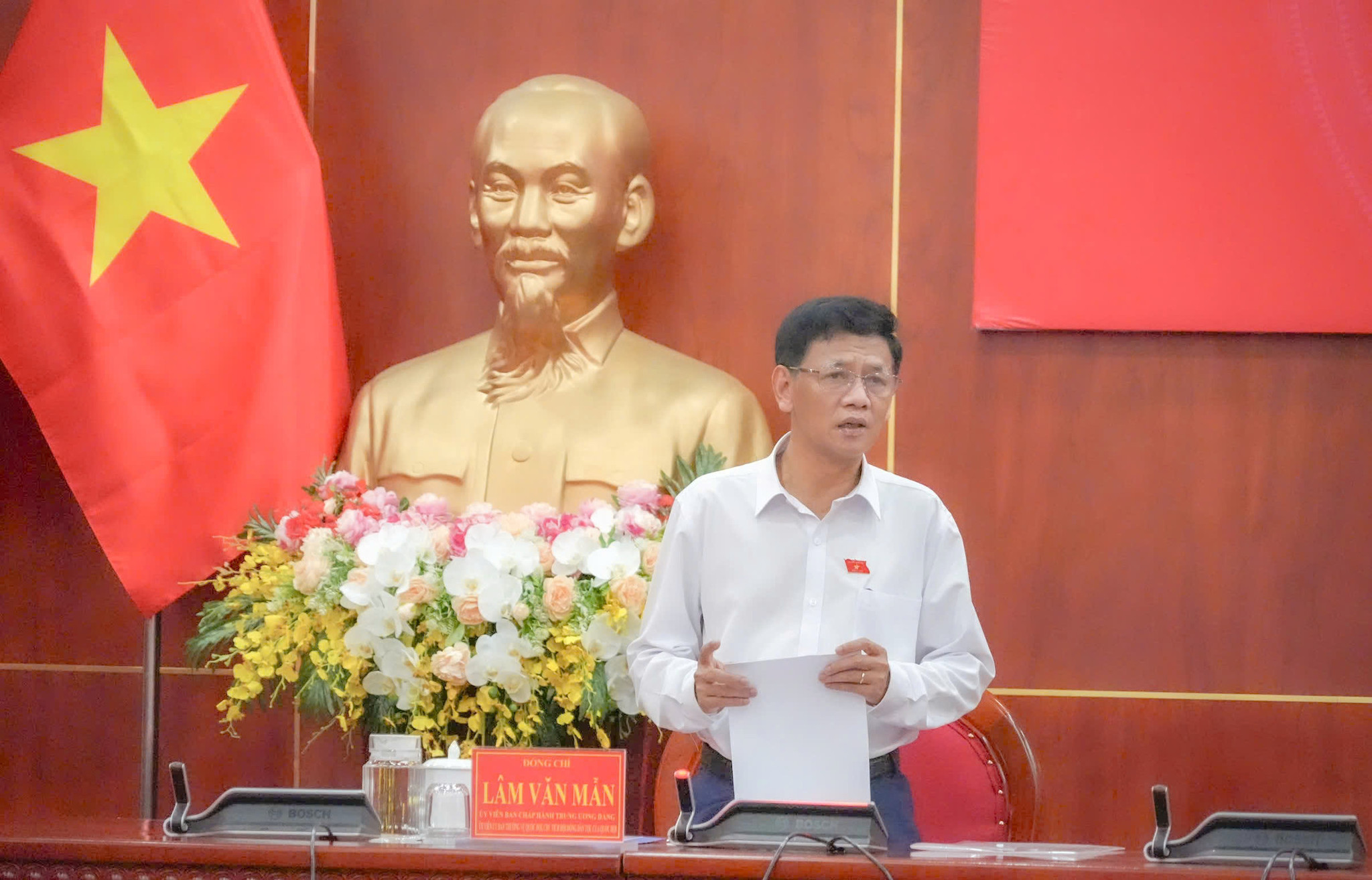 Ông Lâm Văn Mẫn - Chủ tịch Hội đồng Dân tộc phát biểu nêu yêu cầu của đoàn công công tác tại buổi làm việc