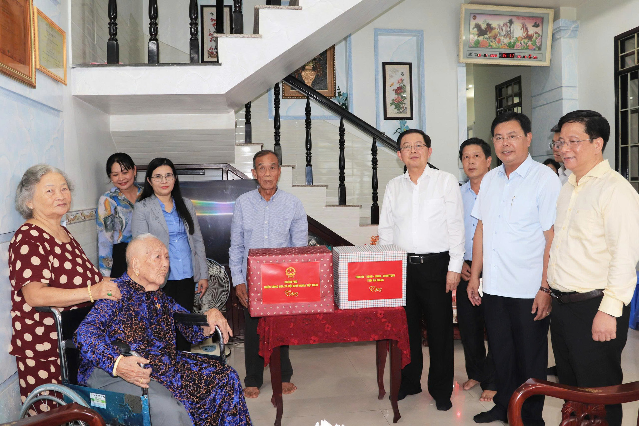 Phó Thủ tướng Chính phủ Hồ Quốc Dũng đến thăm và tặng quà Mẹ Việt Nam anh hùng Trần Thị Thu